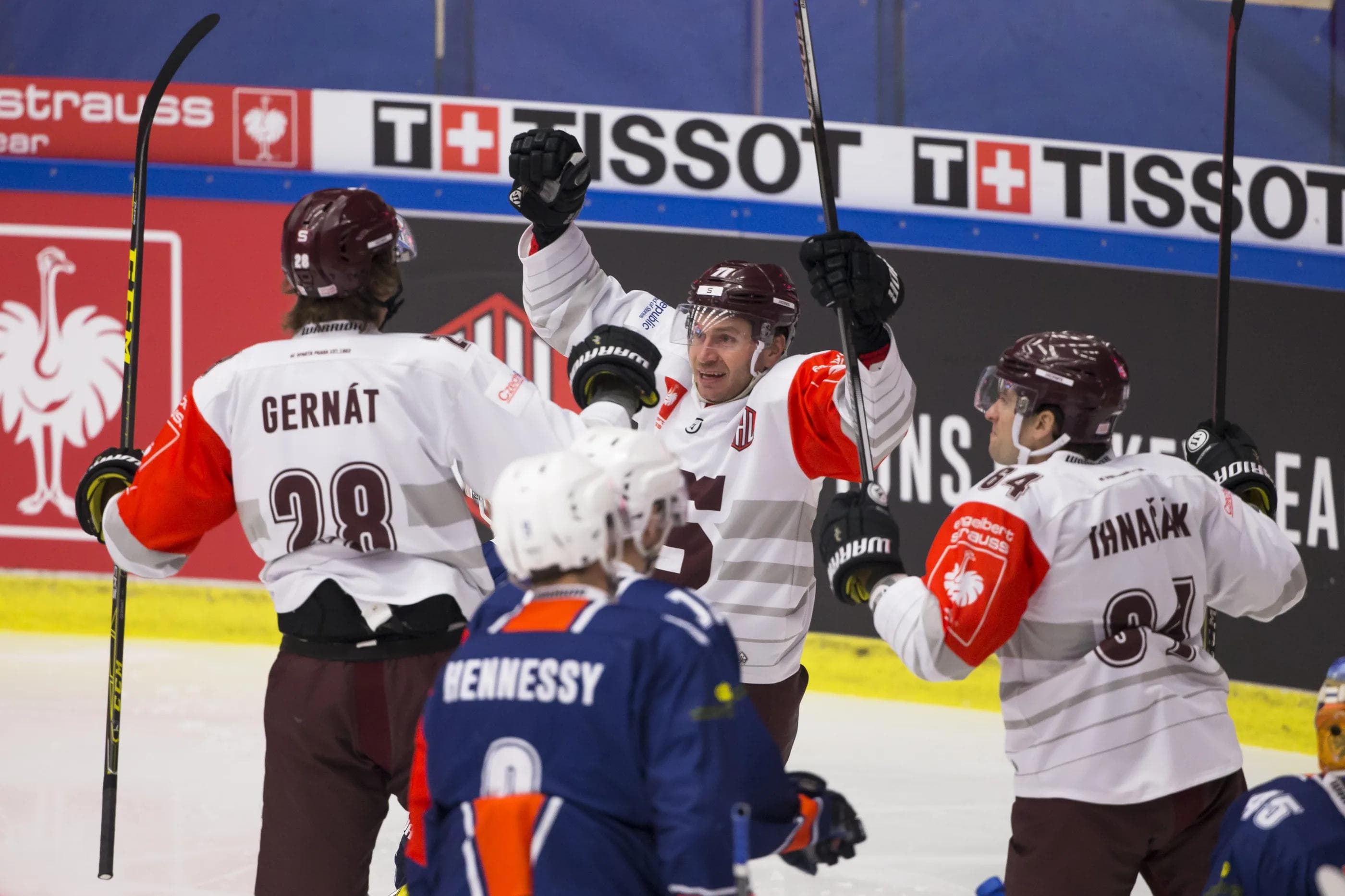 Martin Gernat von Sparta Prag bejubelt sein Führungstor im Halbfinalhinspiel der Champions Hockey League. Foto: Växjö Lakers via Getty Images