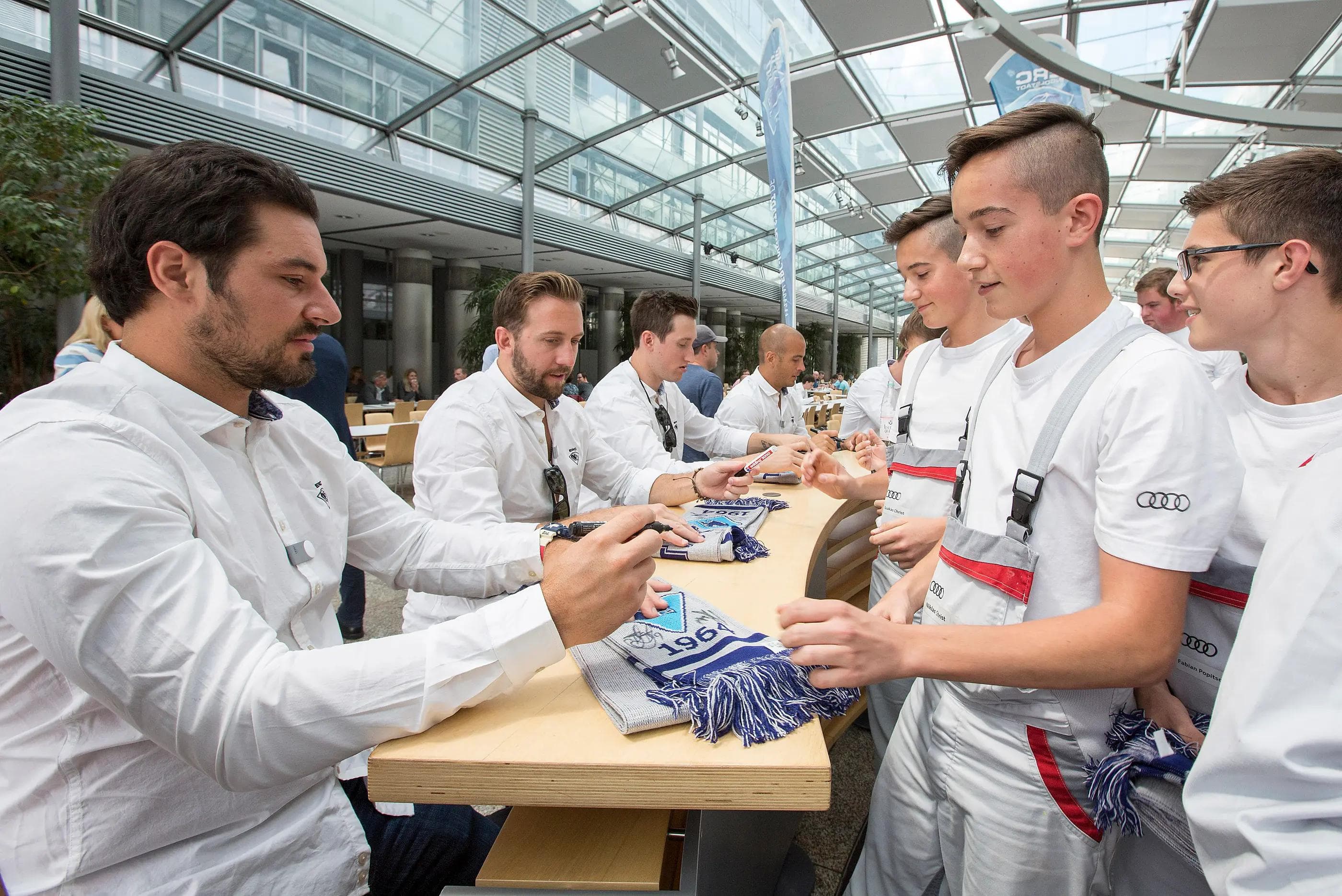 Begehrt bei den Audi-Mitarbeitern: die Autogramme der Neuzugänge. Foto: Stefan Sauer / Audi