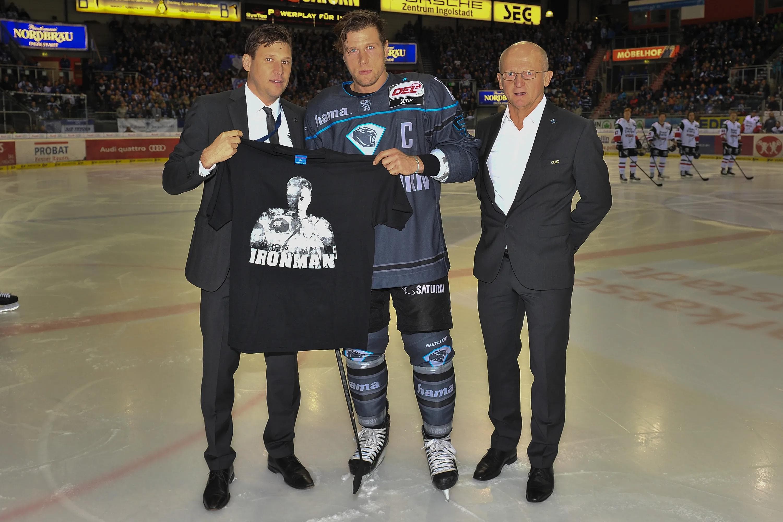 Geschäftsführer Claus Gröbner (links) und Sportdirektor Jiri Ehrenberger (rechts) gratulierten dem Marathonmann der Liga. Foto: St-foto.de / Strisch-Traub