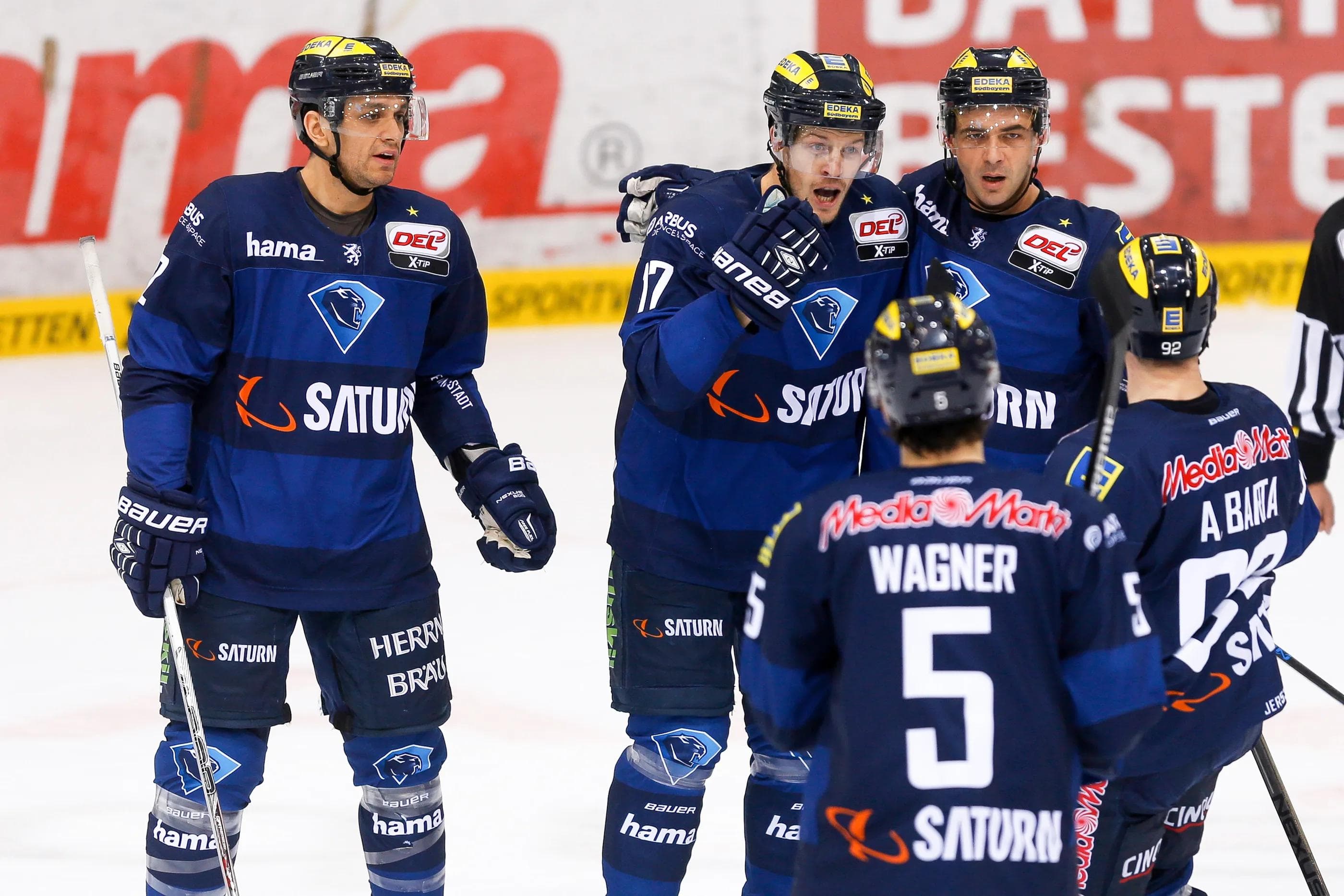 Petr Taticek empfängt seine Kollegen nach einem Treffer zum Torjubel. Foto: st-foto.de / Strisch