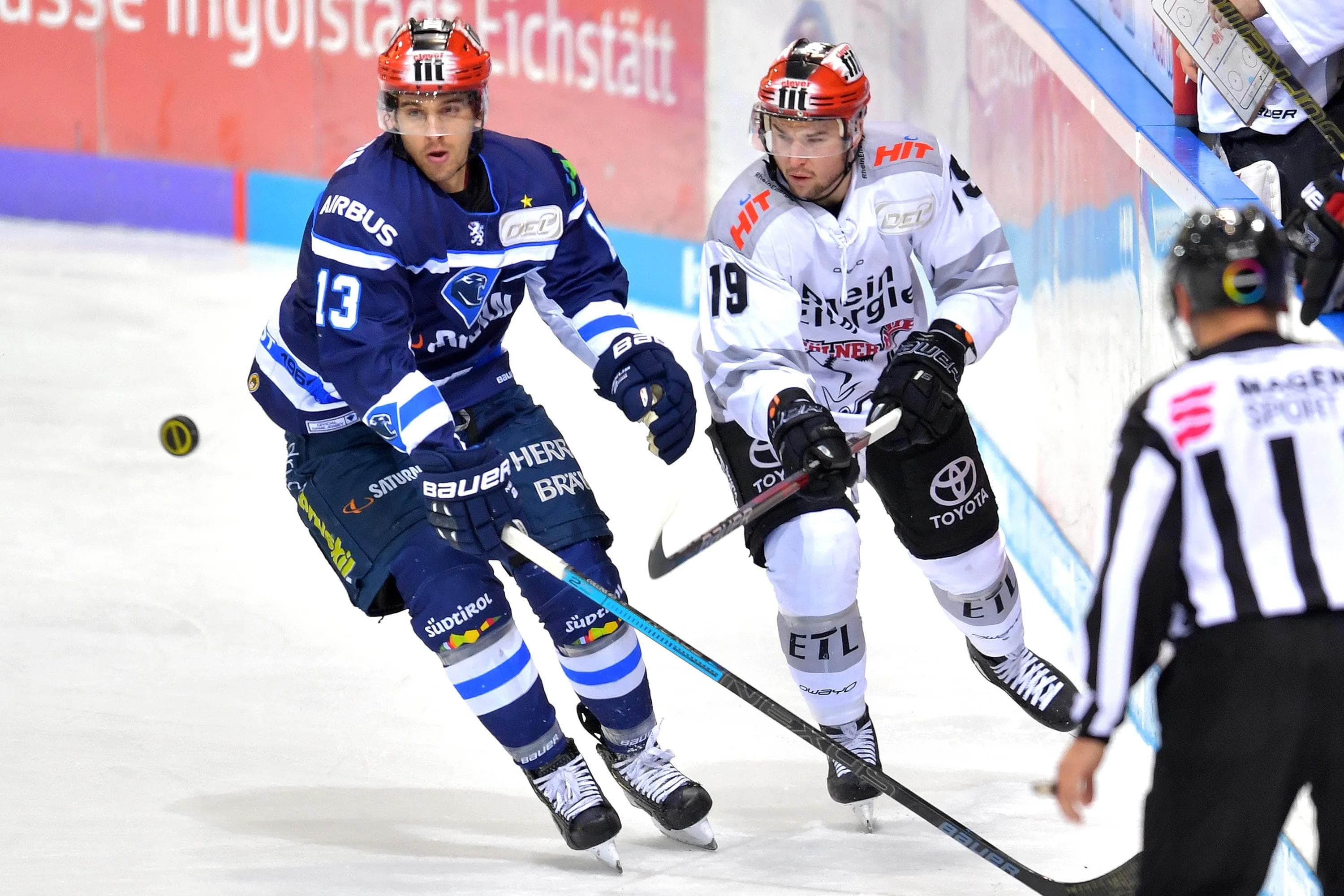Die beiden Topscorer: Mike Collins (ERC) und Jason Akeson (Haie).
Foto: Johannes TRAUB / ST-Foto.de