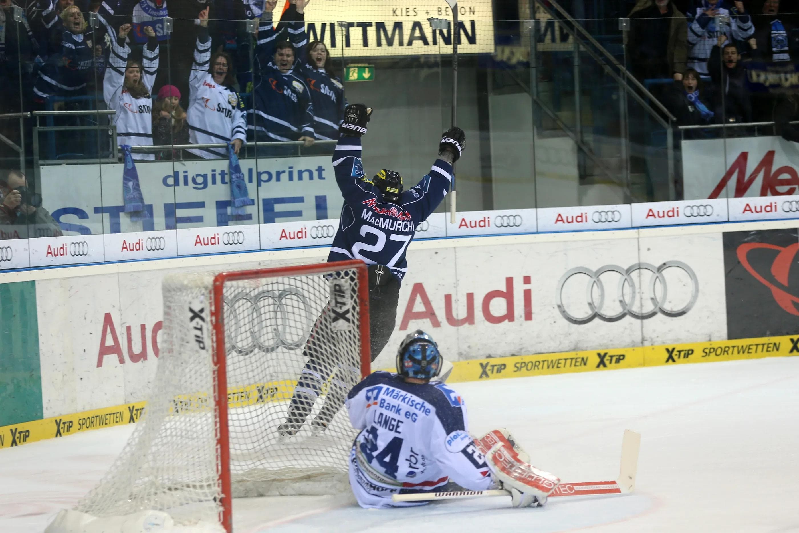 Ryan MacMurchy bejubelt sein Tor im Heimspiel gegen Iserlohn. Foto: Stefan Bösl / kbumm.de