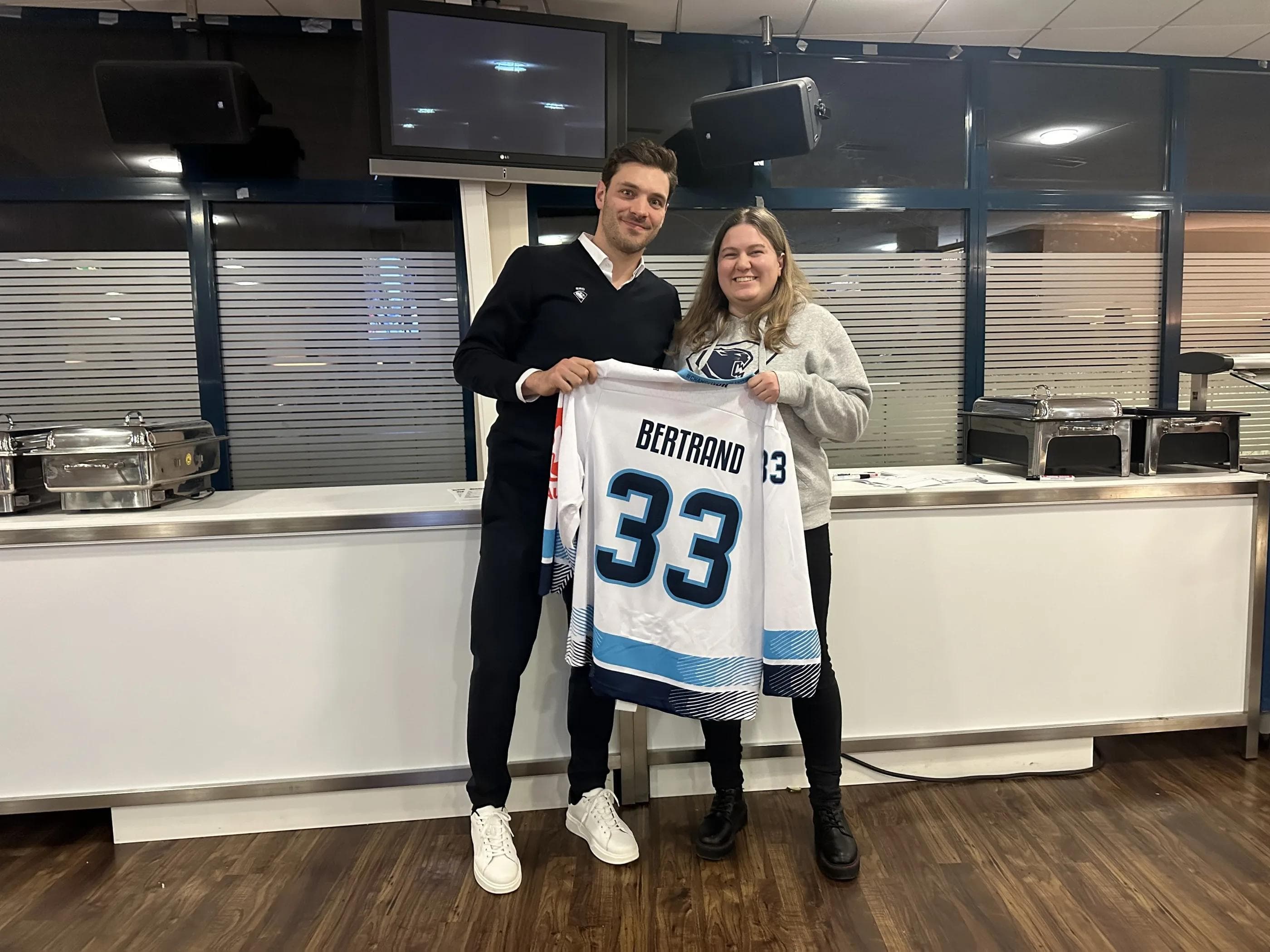 Laura gewann bei Quiz ein Gameworn CHL-Trikot von Charles Bertrand.