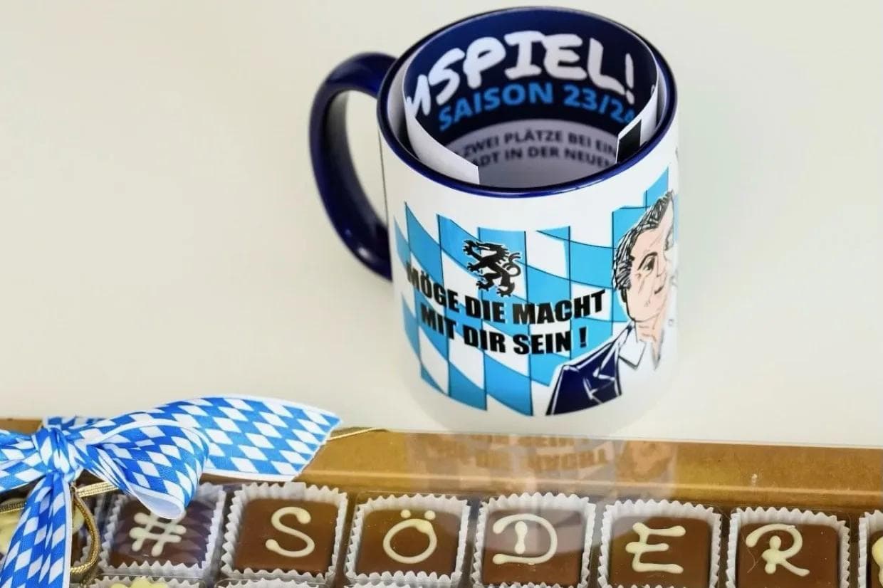Als Gastgeschenk gab es neben einer Tasse auch eine Einladung zu einem Heimspiel der Panther. 
Foto: Staatskanzlei