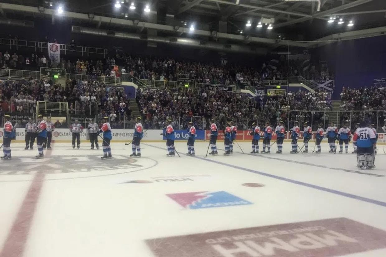 Die Panther verlassen mit hängenden Köpfen die Braehead Arena...