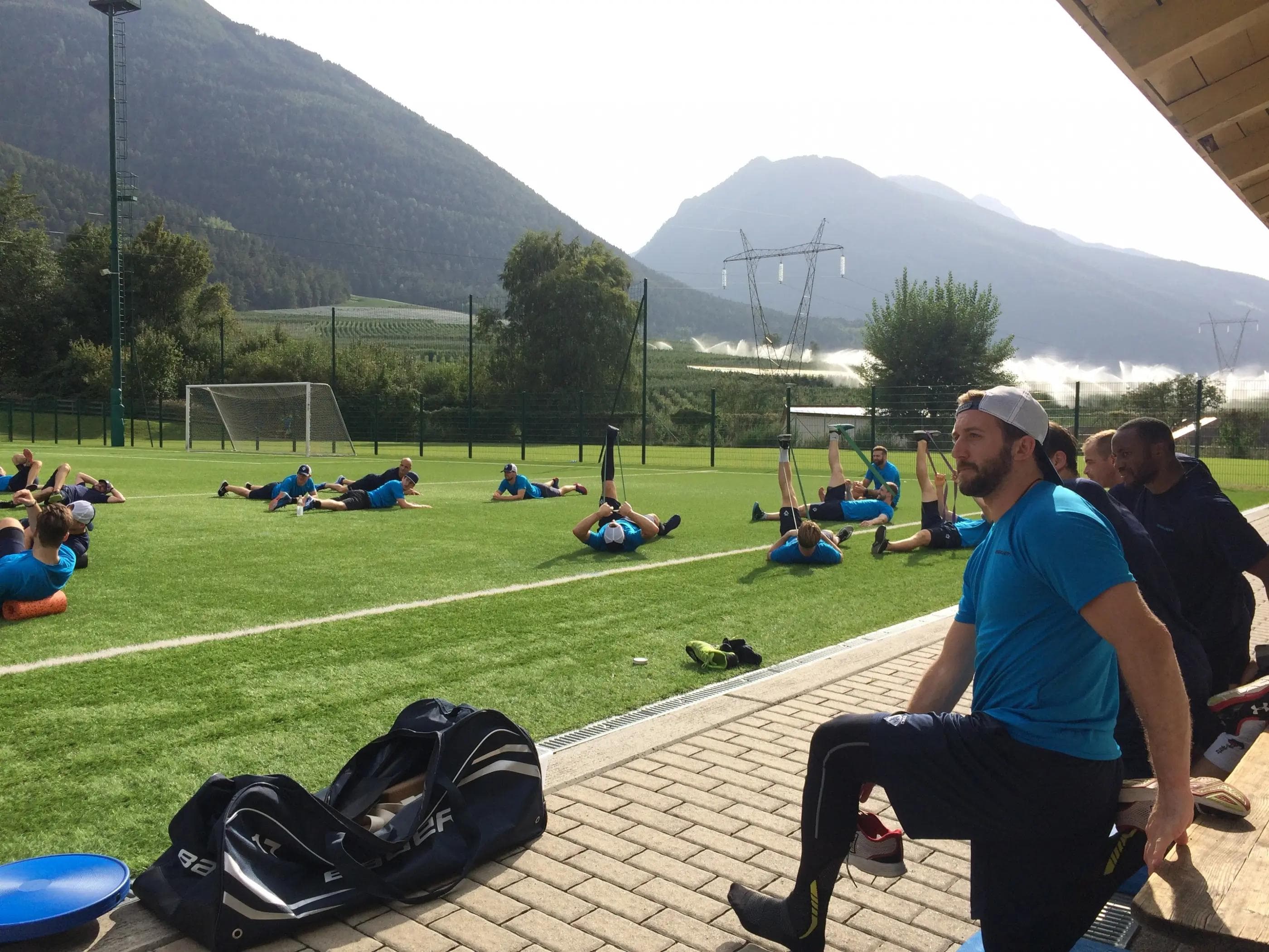 Nach der Ankunft in Latsch ging es für die Mannschaft ins Trockentraining in schöner Bergkulisse.