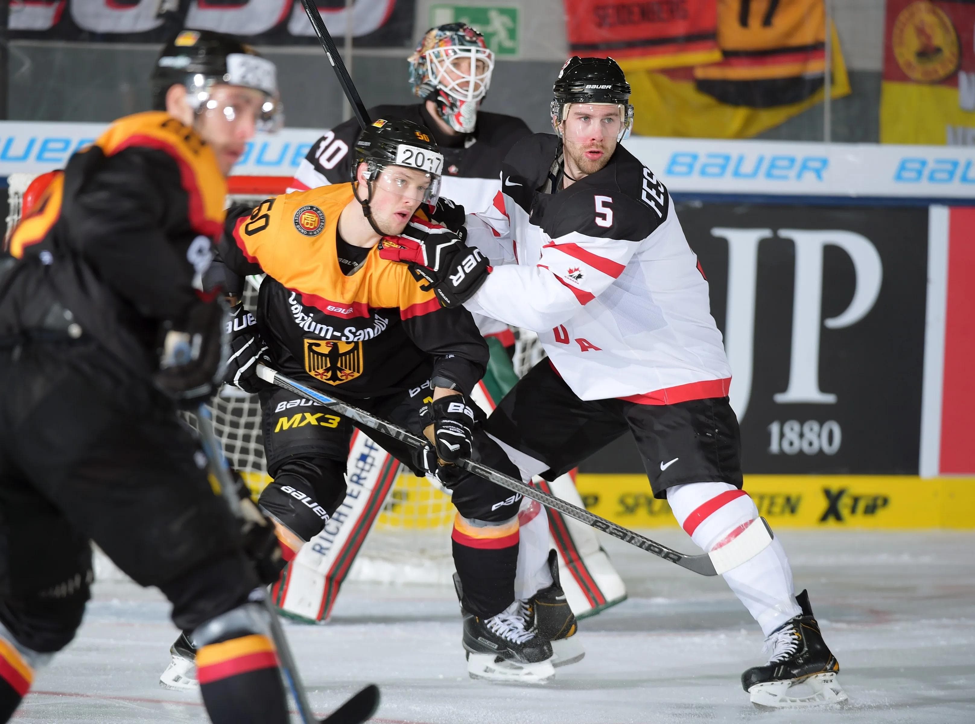 Patrick Hager spielte mit der deutschen Auswahl zuletzt beim Deutschland-Cup gegen Kanada. Die Ahornblätter haben nun aber ein stargespicktes Team am Start. Foto: City Press