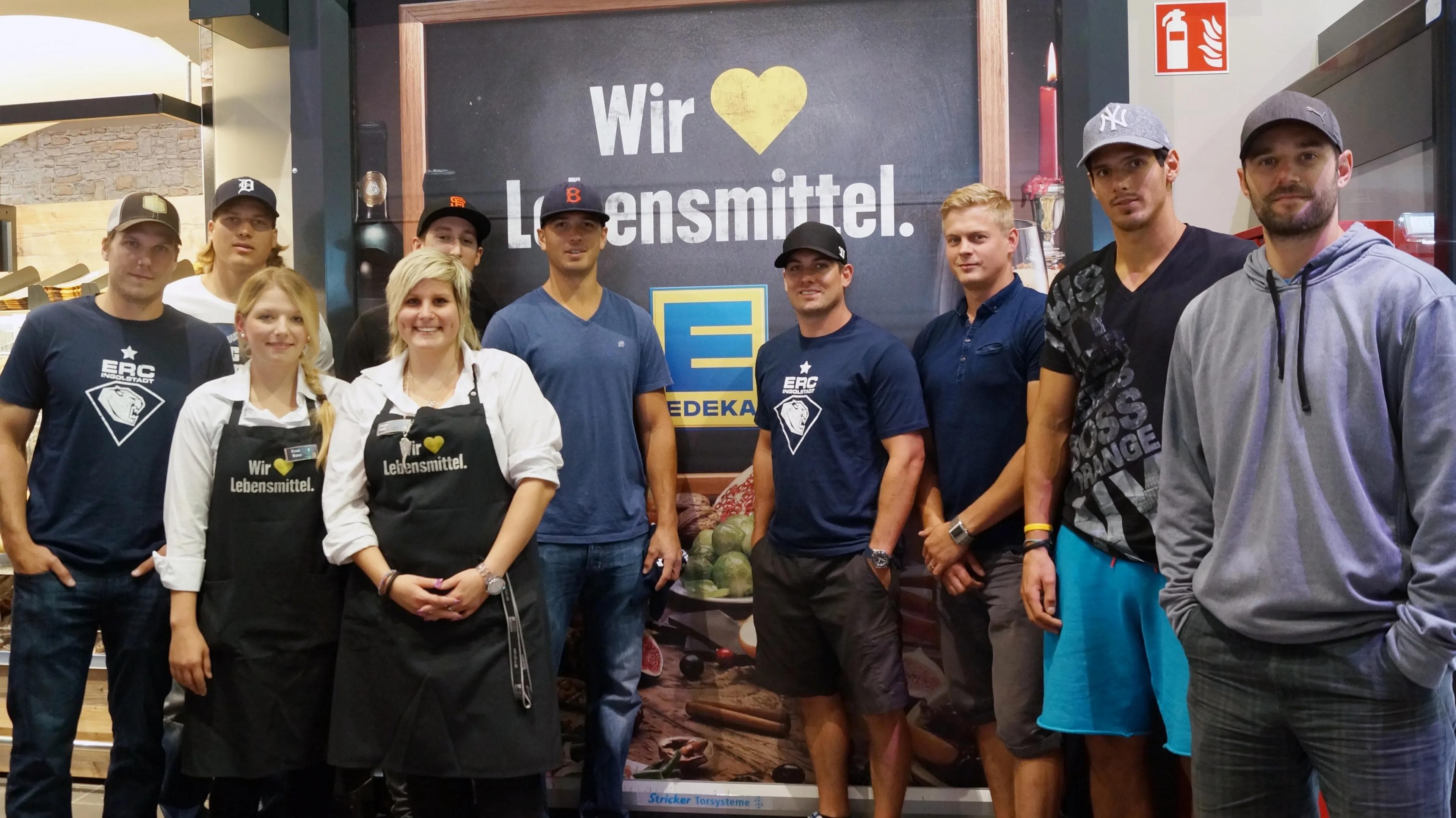Muntere Runde (von links) Irmen, Lebler, Buck, Laliberte, Ross, Davidek, Kubalik und Friesen mit EDEKA-Mitarbeiterinnen nach der Autogrammstunde.