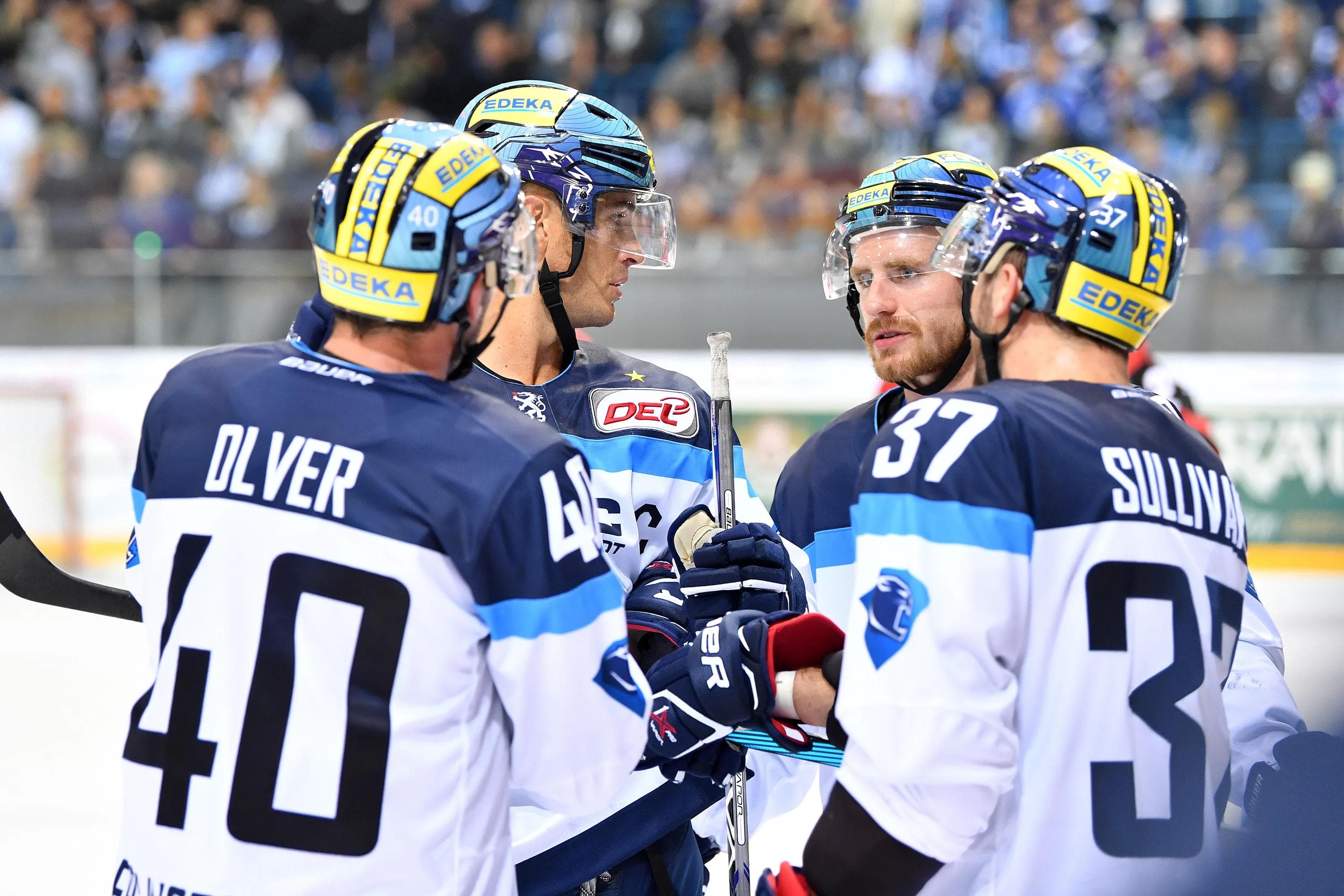 Taktikbesprechung: John Laliberte (zweiter von links) mit den drei Neuzugängen Olver, Mouillierat und Sullivan. Foto: Traub Johannes / st-foto.de