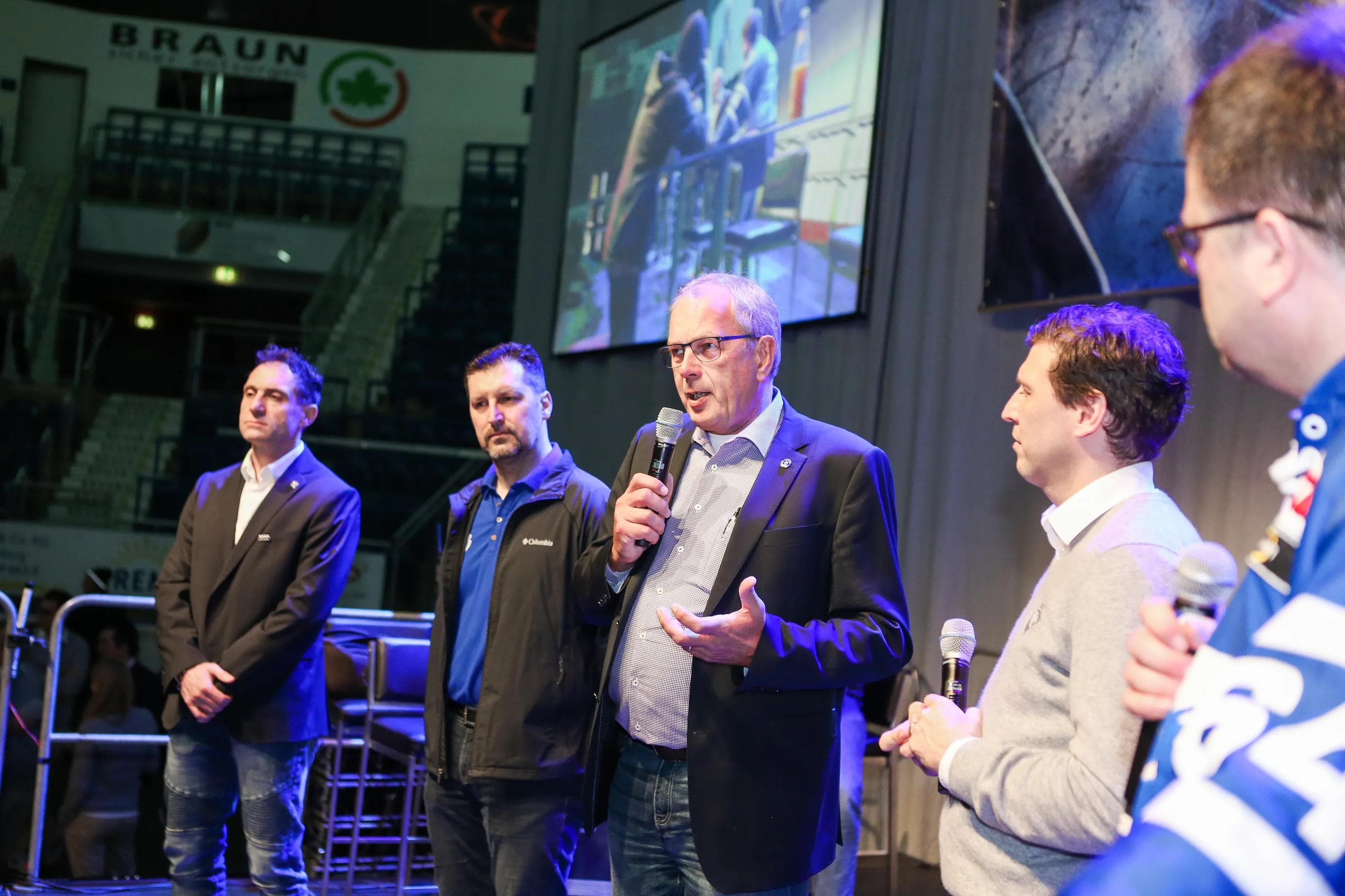 Erik Jensen (am Microphone) sprach über die Fünf-Sterne-Auszeichnung für die Jungpanther. Foto: Oliver Strisch / st-foto