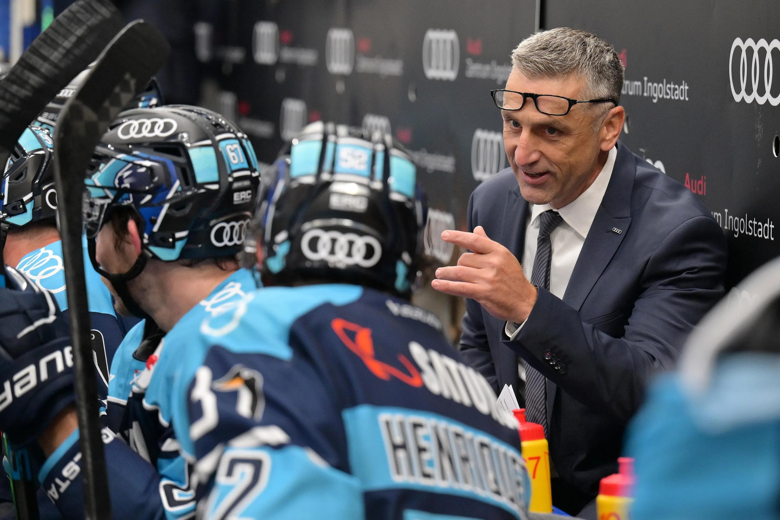 Mark French stand erstmals als neuer Panther-Coach hinter der Ingolstädter Bande.
Foto: Johannes Traub/JT-Presse.de