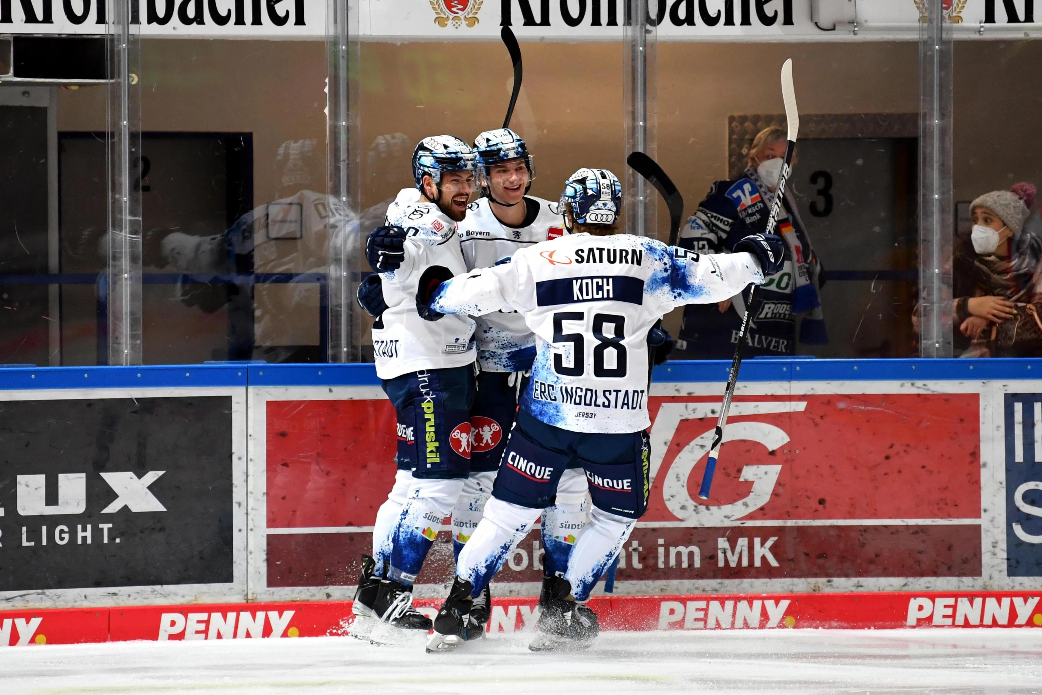 Louis Brune (links) stellte mit seinem ersten DEL-Tor die Weichen im dritten Drittel endgültig auf Sieg.
Foto: DEL-Photosharing