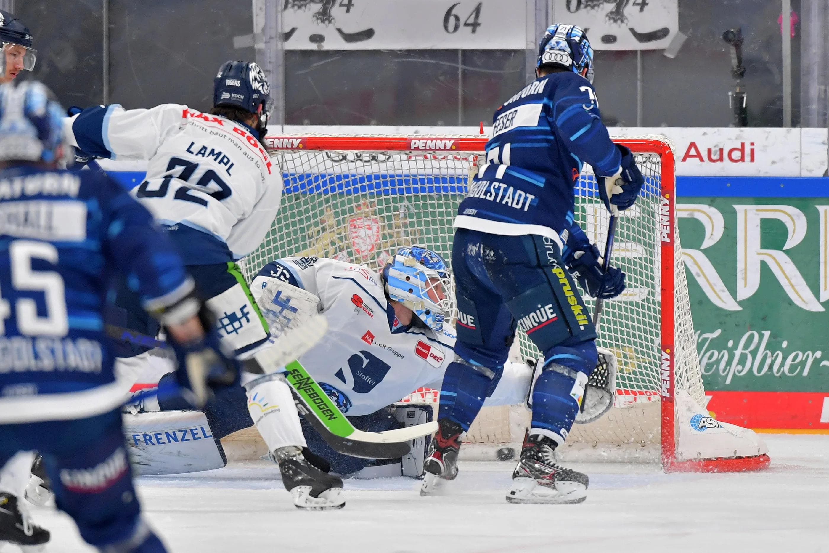 Den Puck ins Tor arbeiten - irgendwie: Die Panther müssen gegen Straubing die Wende schaffen.
Foto: Johannes Traub/JT-Presse.de