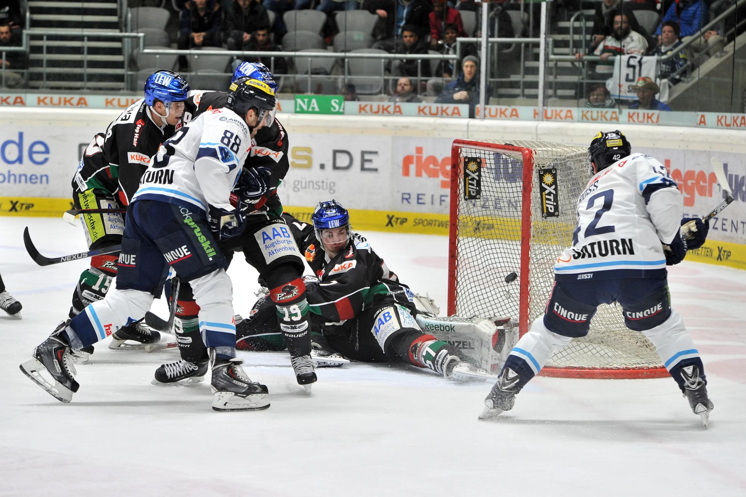 Jared Ross (rechts) war dem 2:2 bei dieser Chance extrem nahe. Foto: ST-Foto.de / Johannes TRAUB