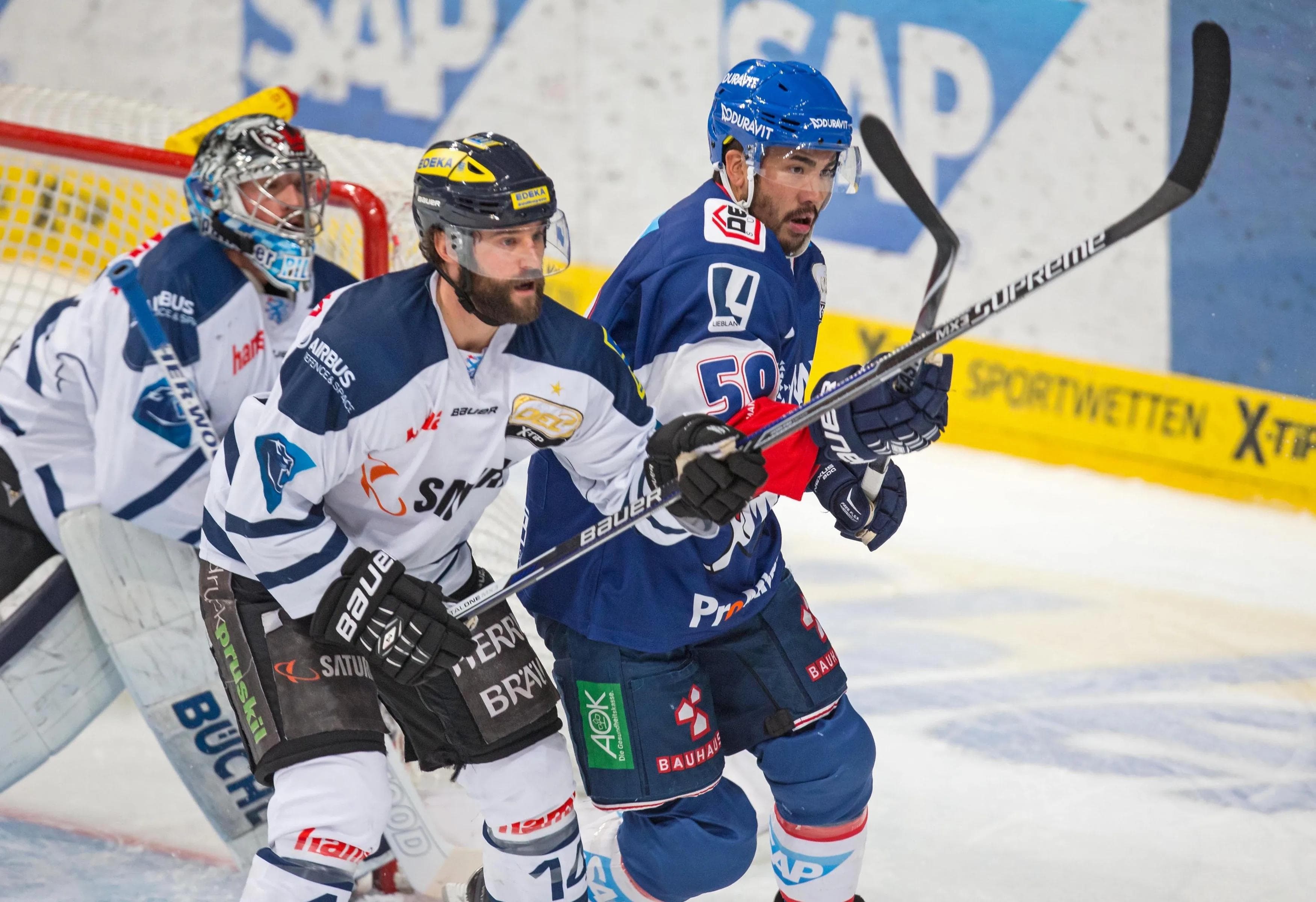 Timo Pielmeier (von links) und Dustin Friesen lieferten gegen die Adler Mannheim um Brandon Yip eine starke Partie, hatten jedoch das unglückliche Ende für sich. Foto: City Press