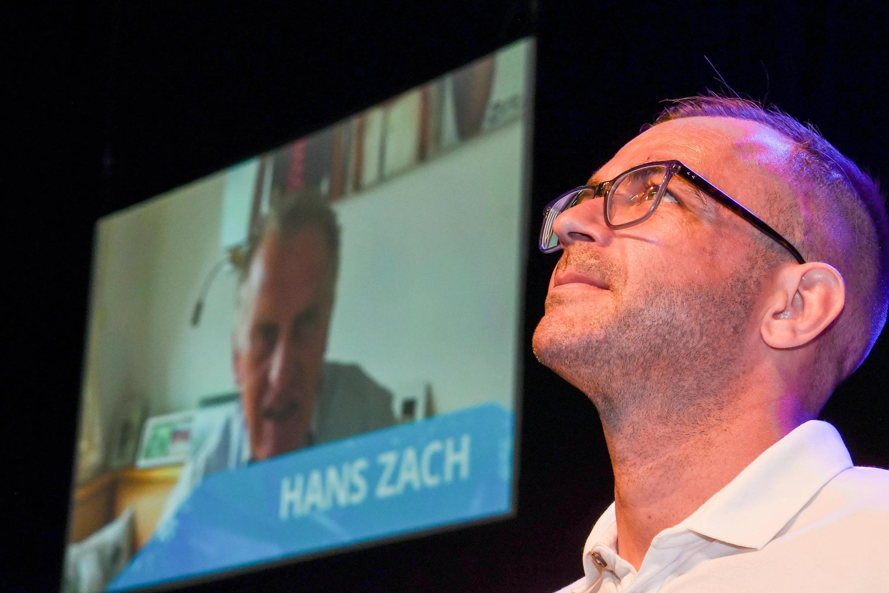 Auch Alpenvulkan Hans Zach kam zu Wort und lud Thomas Greilinger zum Fliegenfischen ein. Foto: st-foto/Strisch