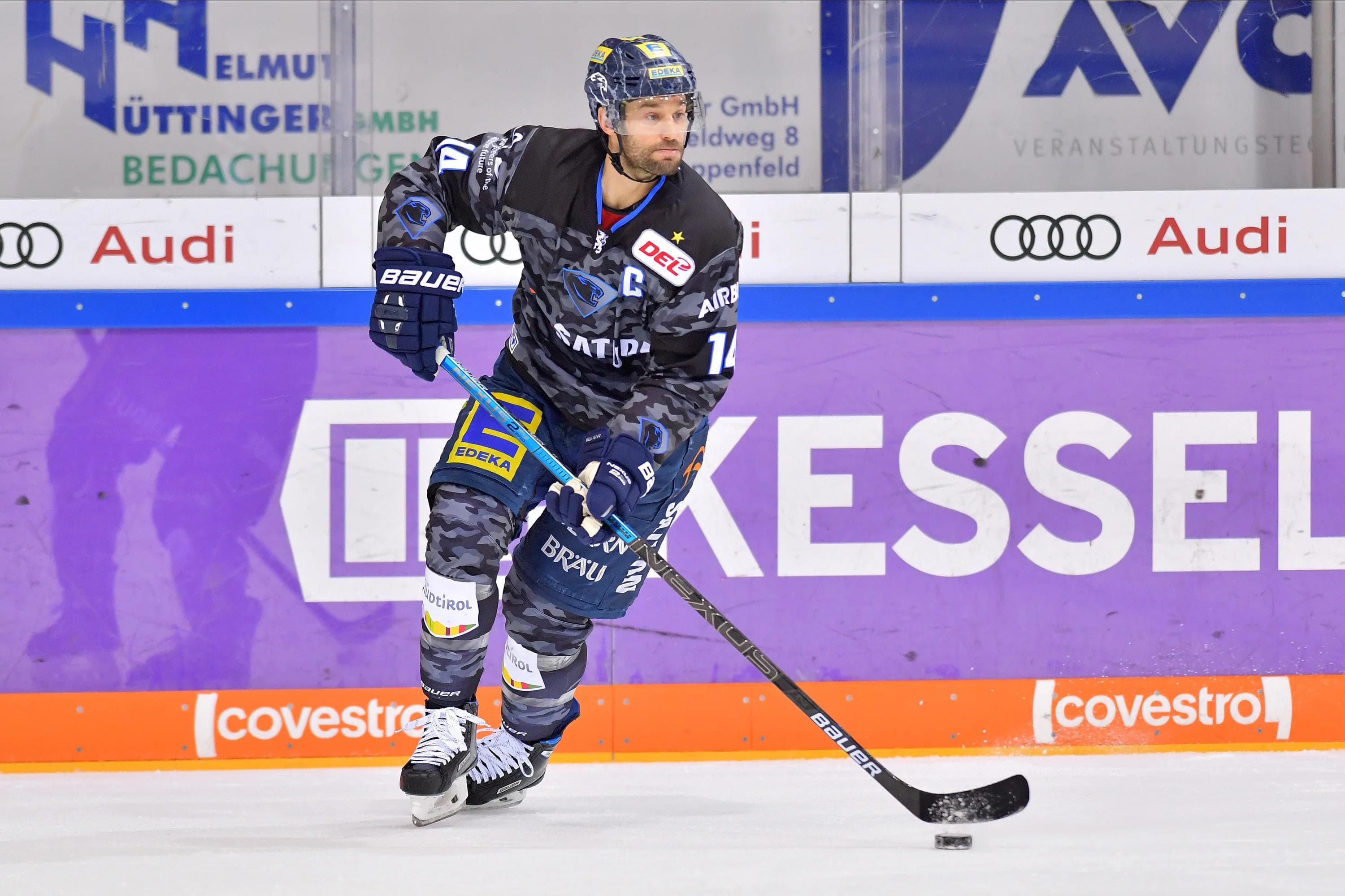 In der neuen Auktionsrunde ist unter anderem das dritte Trikot im Camo-Design von Kapitön Dustin Friesen ersteigerbar.
Foto: Johannes TRAUB / JT-Presse.de