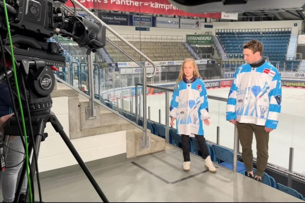 Colton Jobke beim Videodreh zur Vorstellung der Gewinnertrikots.