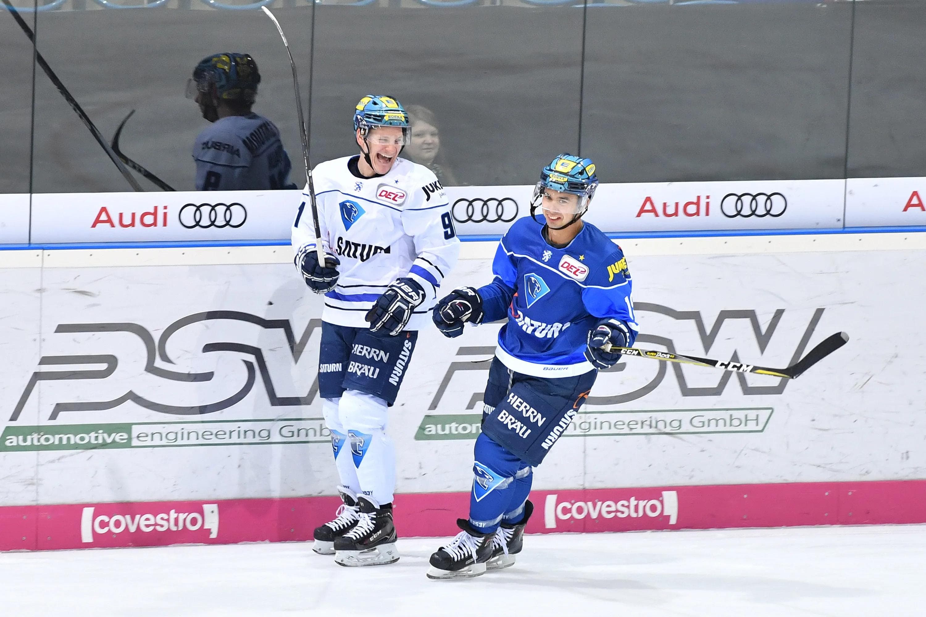 Laurin Braun und Tim Stapleton hatten sichtlich Spaß beim 3-gegen-3-Spiel während des Showtrainings.

Foto: J. Traub / st-foto.de