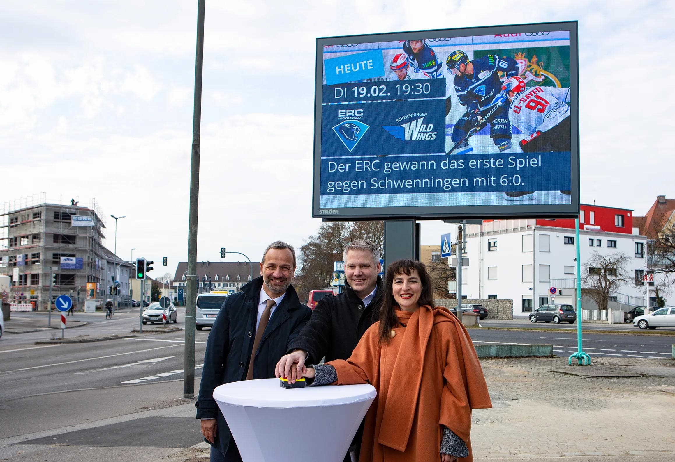 Einweihung der Ströer Road Side Screens (v.l.n.r.): Stefan Helbing, Geschäftsführer von Ströer; Christian Lösel, Oberbürgermeister; Freya Amann, Referentin für Stadtmarketing bei der Firma Ströer. Foto: Ströer