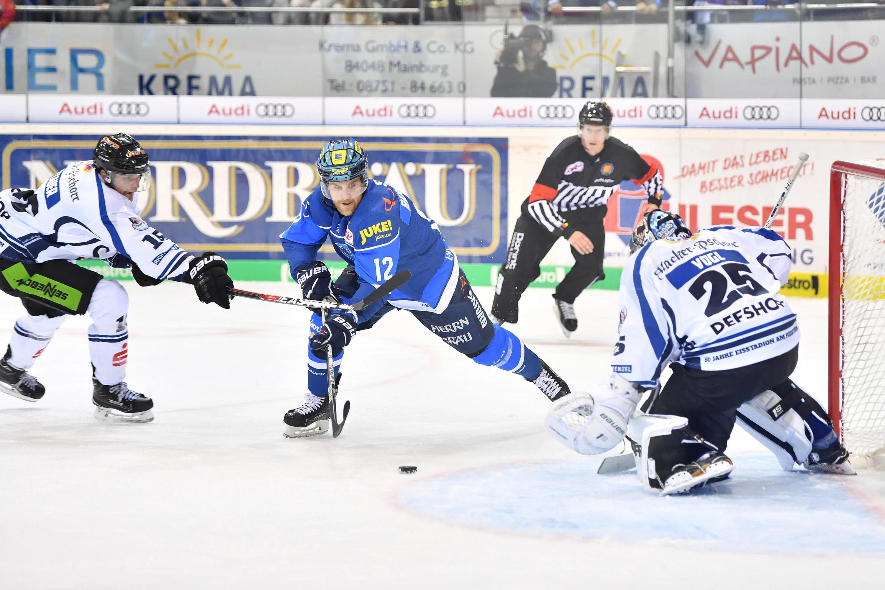 Weiß gegen blau - am Freitag ist Derbyzeit in der Saturn Arena! Foto: st-foto.de / Johannes Traub