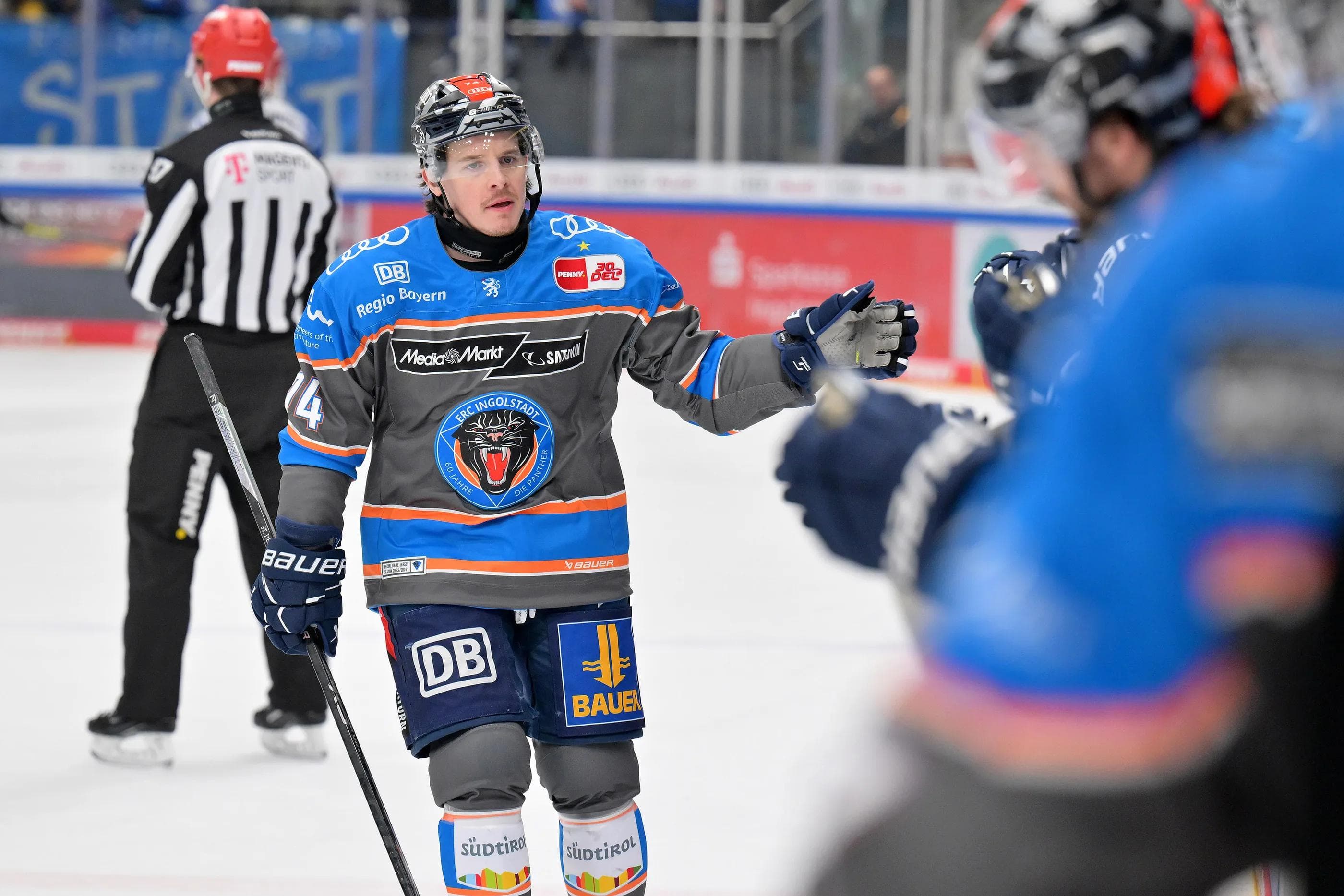 Ab sofort unterm Hammer: Das Jubiläumstrikot von Travis St. Denis und noch viele weitere Gamer.
Foto: Johannes Traub / JT-Presse.de.