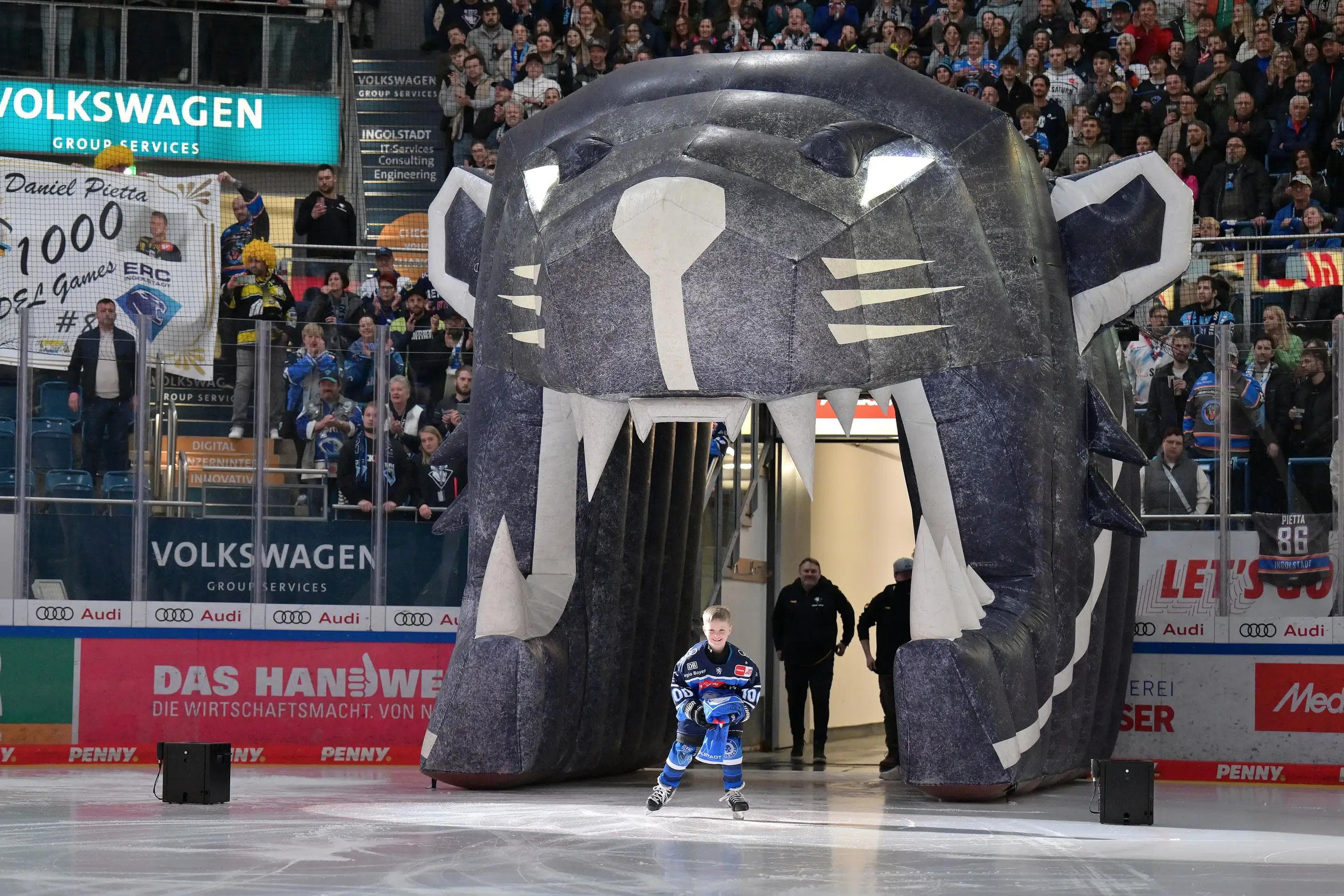 Henry brignt das Trikot mit der Nummer 1000.
Foto: Johannes Traub/JT-Presse.de