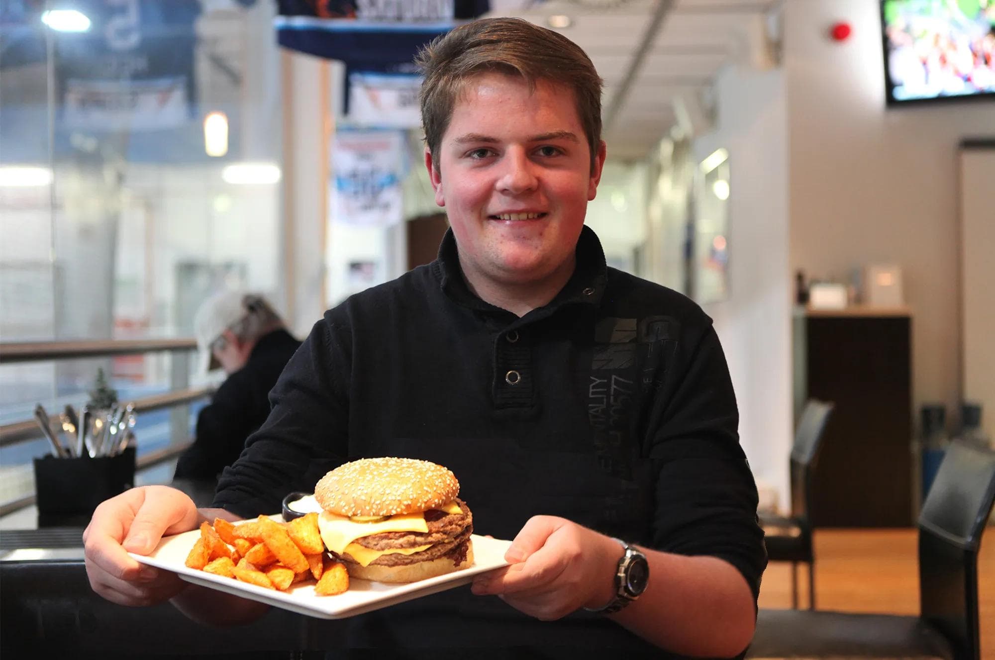 Dauerkarteninhaber Thomas Kaltenecker hat sich den "Spicy Ice" zusammengestellt. Der Fan-Burger ist nun einen Monat lang in der Panther Sportsbar erhältlich.
