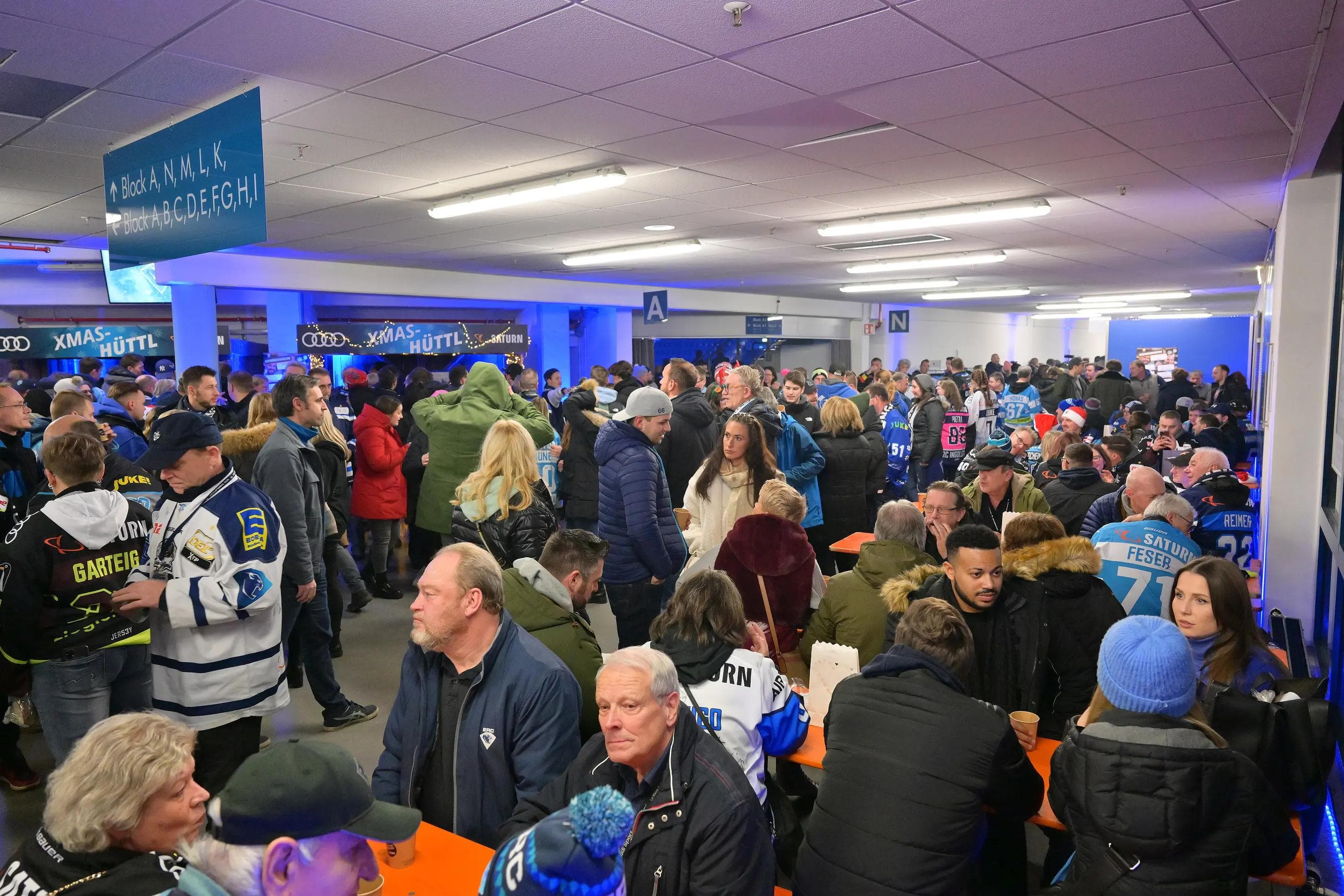 Viele Fans nutzten die Gelegenheit gemeinsam auf der Christmas Party anzustoßen.
Foto: Johannes Traub/JT-Presse.de