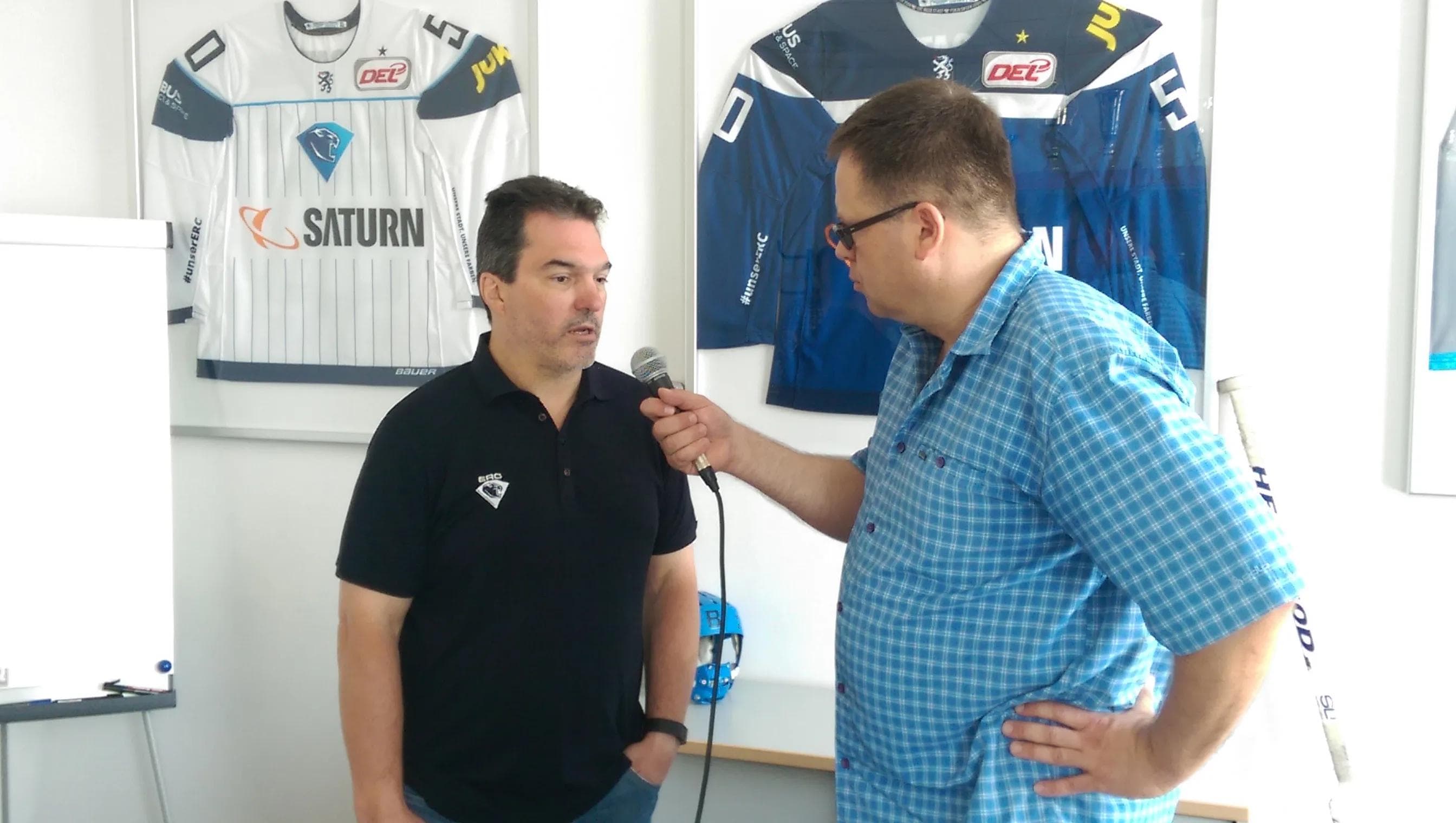 Stadionsprecher Hannes Langer (r.) interviewte Larry Mitchell und stellte auch die Fragen der Fans. Das Video wird beim Fanstammtisch gezeigt...