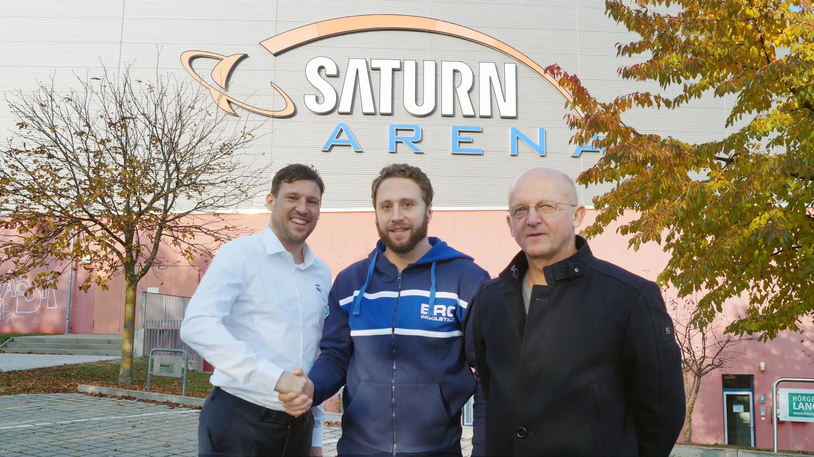 Geschäftsführer Claus Gröbner (links) und Sportdirektor Jiri Ehrenberger (rechts) begrüßen Brandon McMillan.