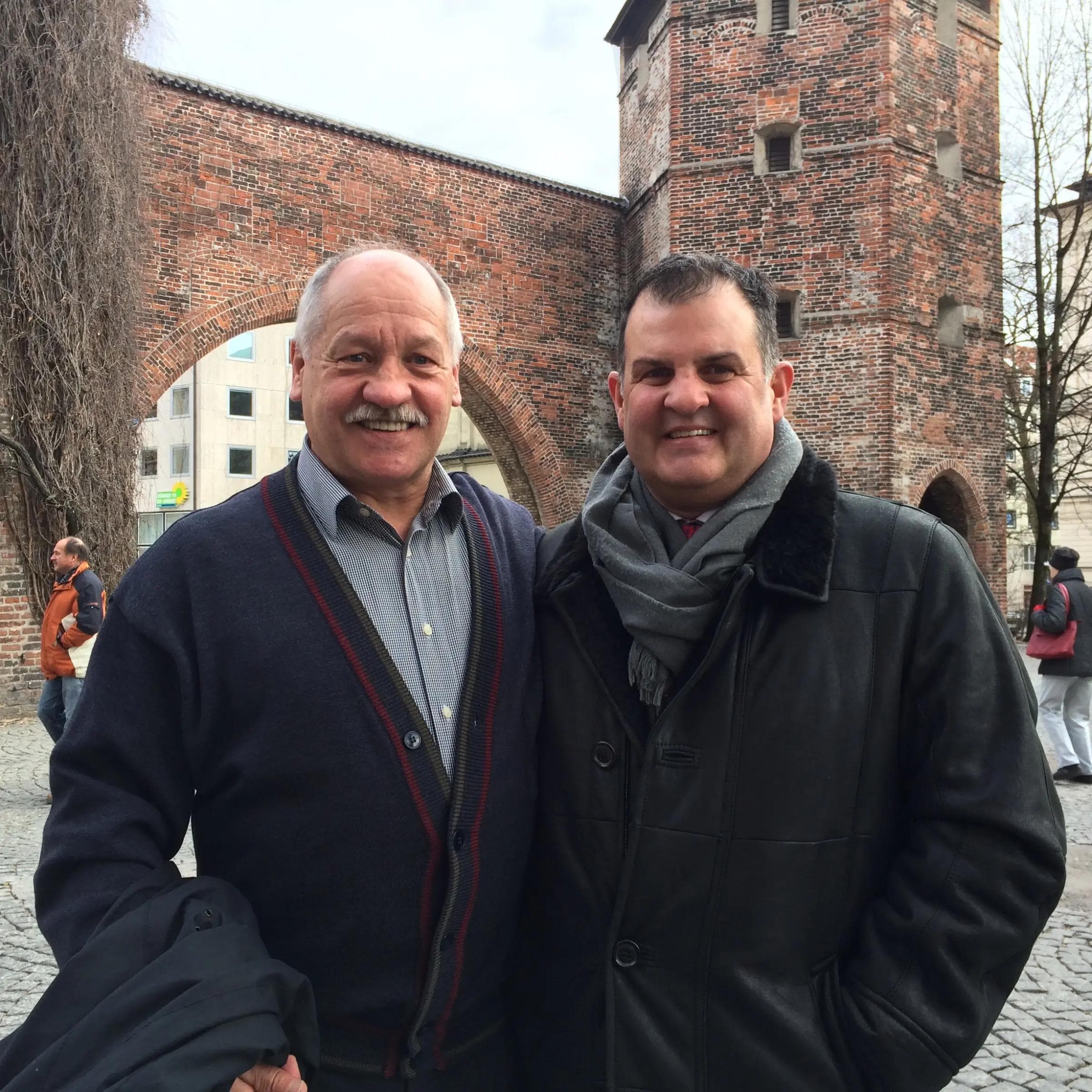 Die Freude beim Wiedersehen war den beiden Förderern der Panther groß: Ignaz Berndaner (links) und ERC-Beiratsvorsitzender Jürgen Arnold ließen nach der Film-Preview gemeinsame Zeiten Revue passieren.