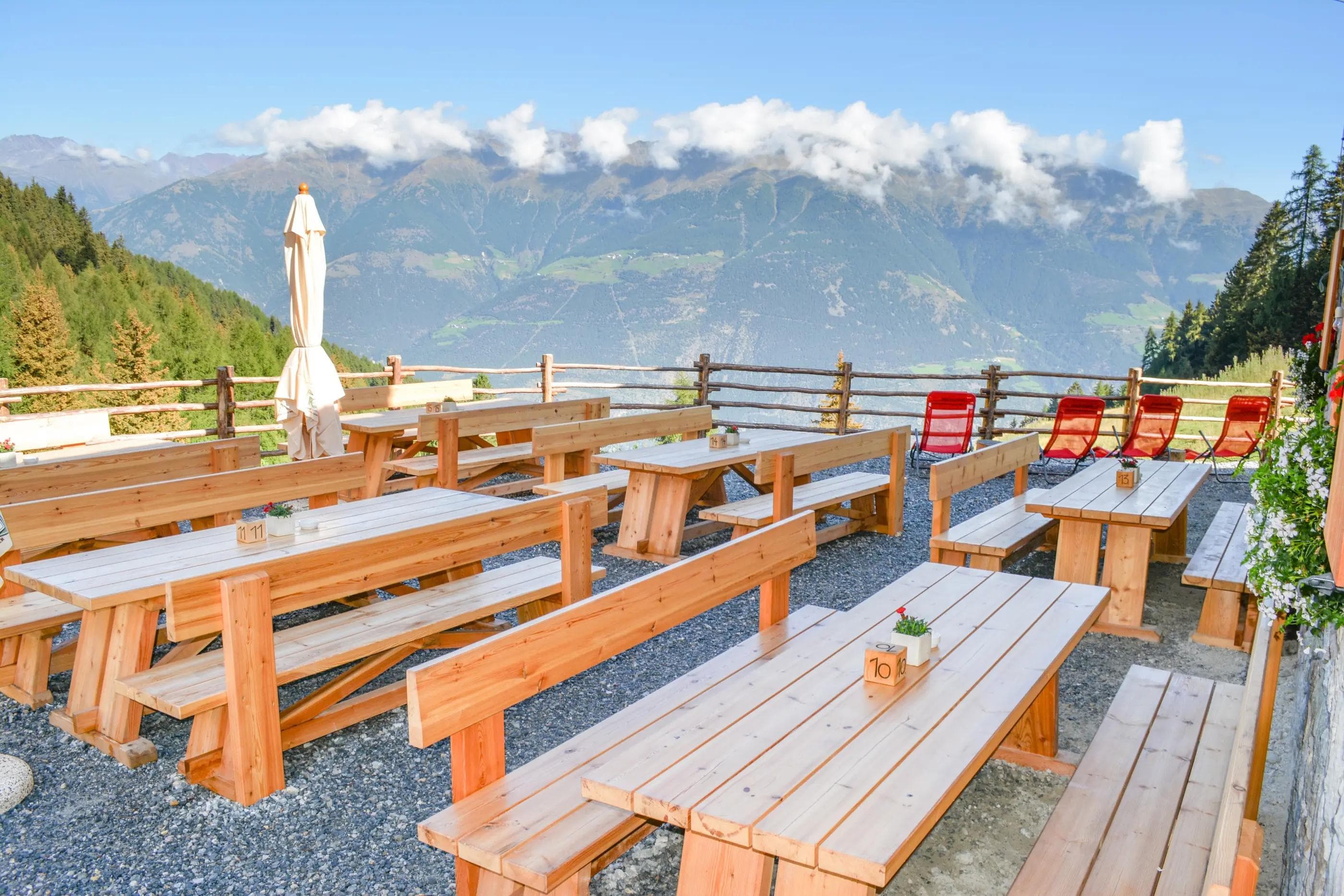 Auf der Latscher Alm erwartet Sie ein atemberaubendes Panorama und Spezialitäten aus der hauseigenen Almküche.
Foto: Tourismusverein Latsch-Martell