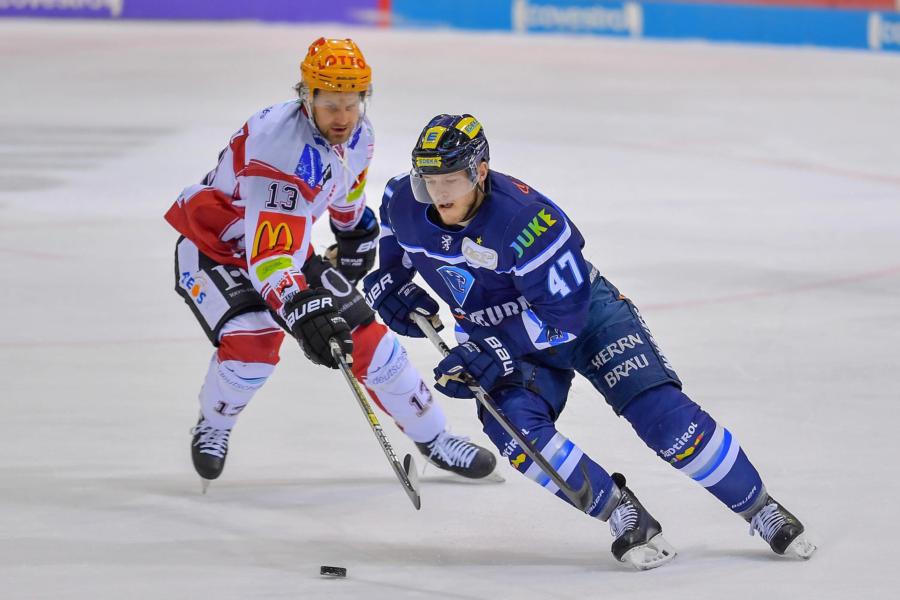 Joachim Ramoser (Ingolstadt, rechts) im Zweikampf mit Bremerhavens Rylan Schwartz.
Foto: Johannes TRAUB / ST-Foto.de