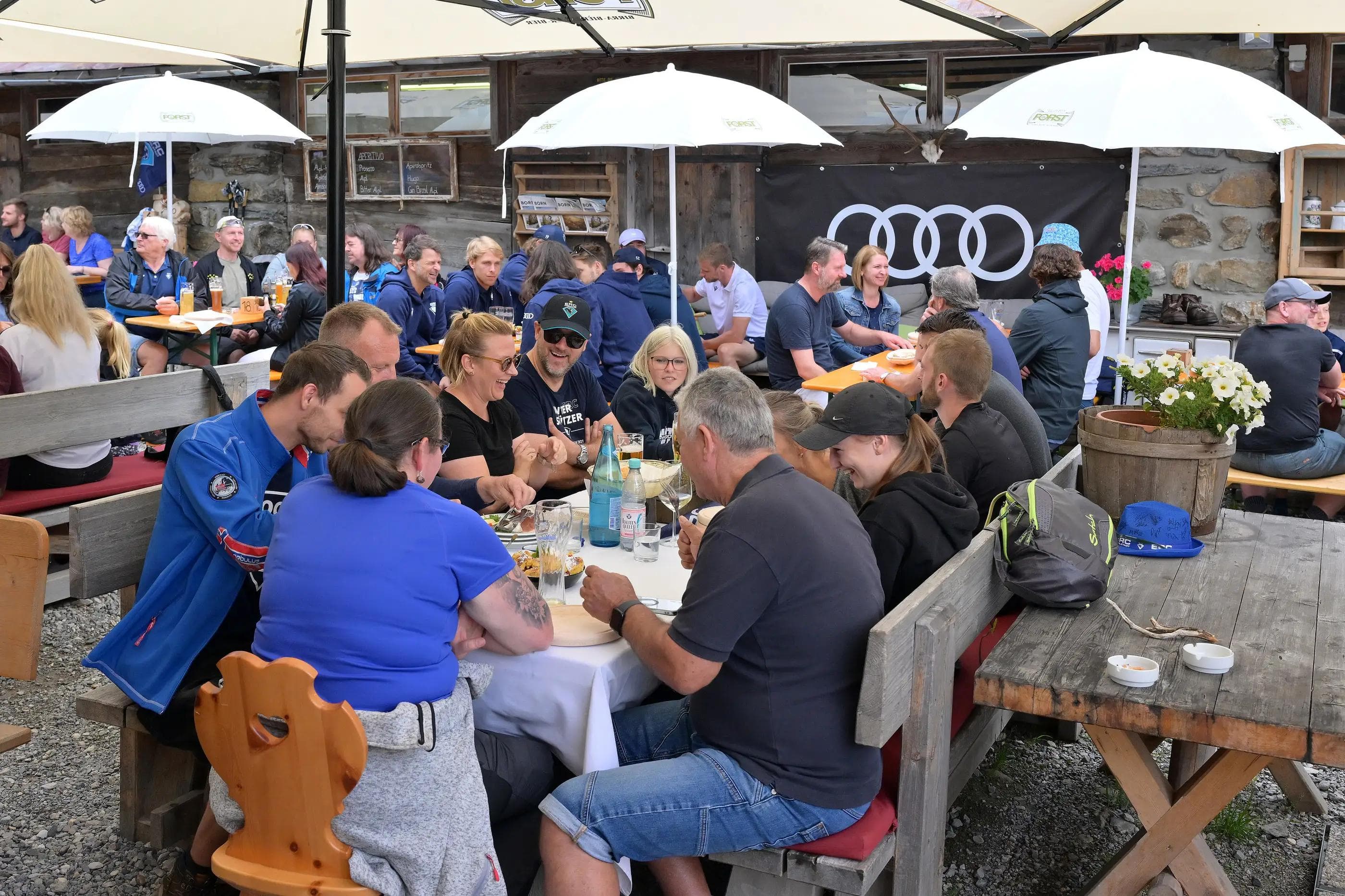 Gemeinsam wurde Brotzeit gemacht.
Foto: Johannes Traub/JT-Presse.de