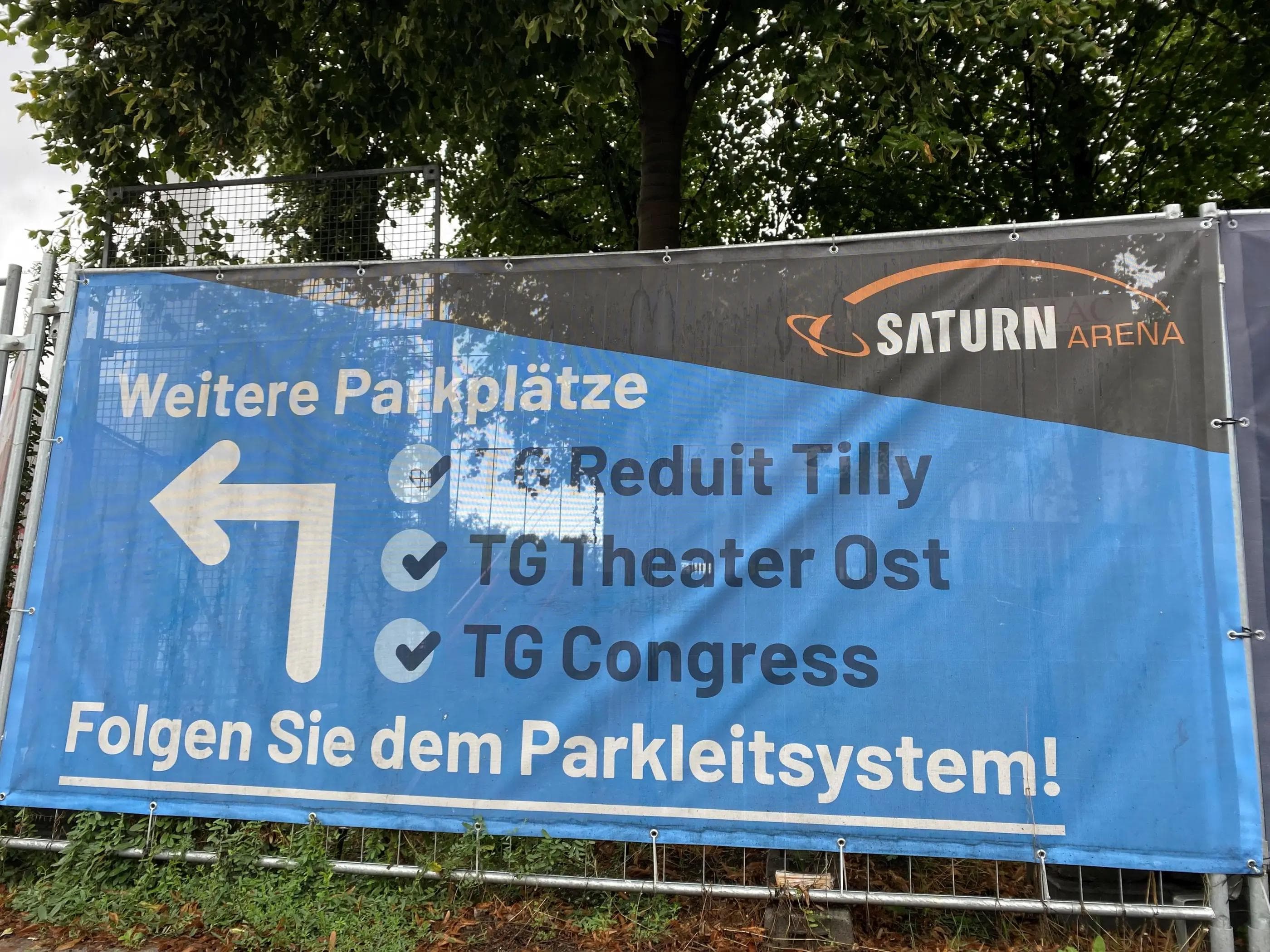 Auf Bannern an der SATURN-Aren werden die alternativen Parkmöglichkeiten zudem beschrieben.