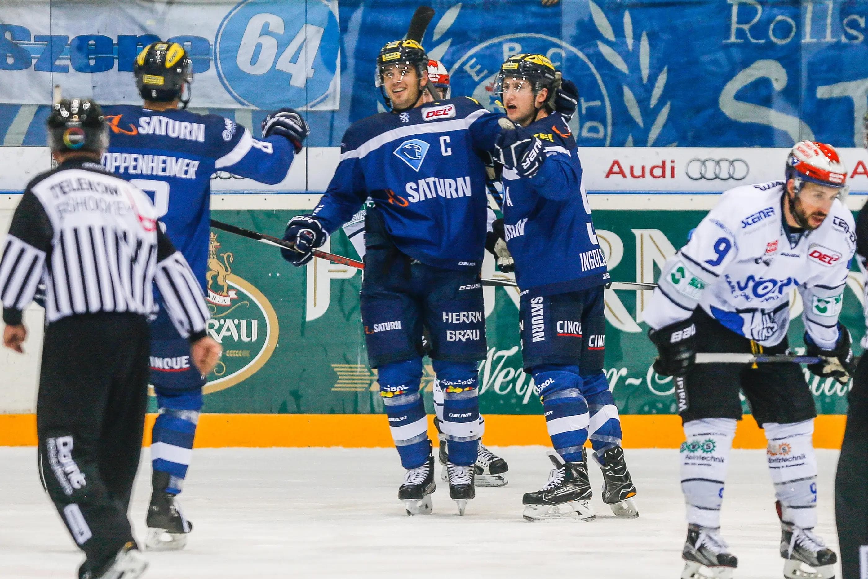 John Laliberte (Mitte) ist als DEL-Spieler des Monats Dezember im Rennen. Foto: Strisch / st-foto.de