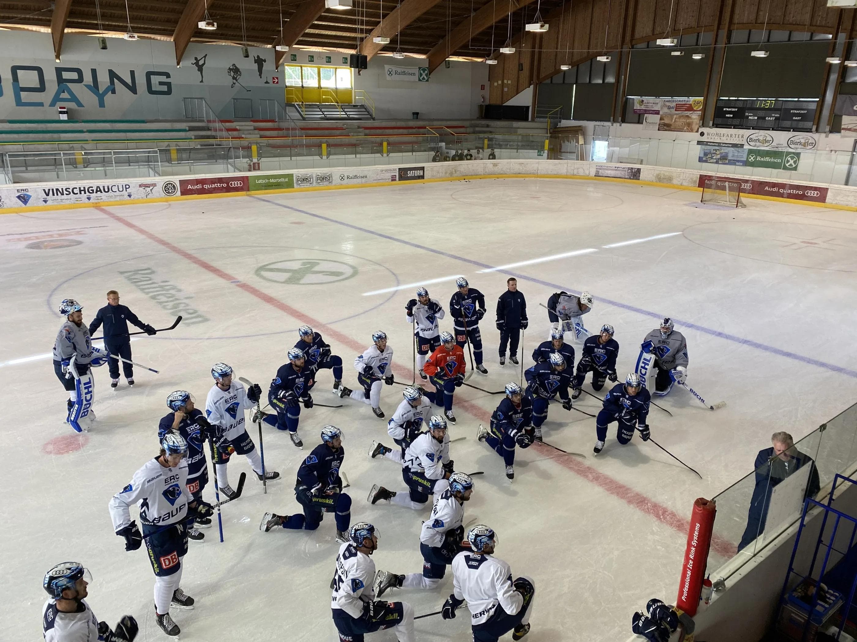 Doug Shedden versammelte sein Team zur ersten Eiseinheit der Woche im IceForum Latsch.