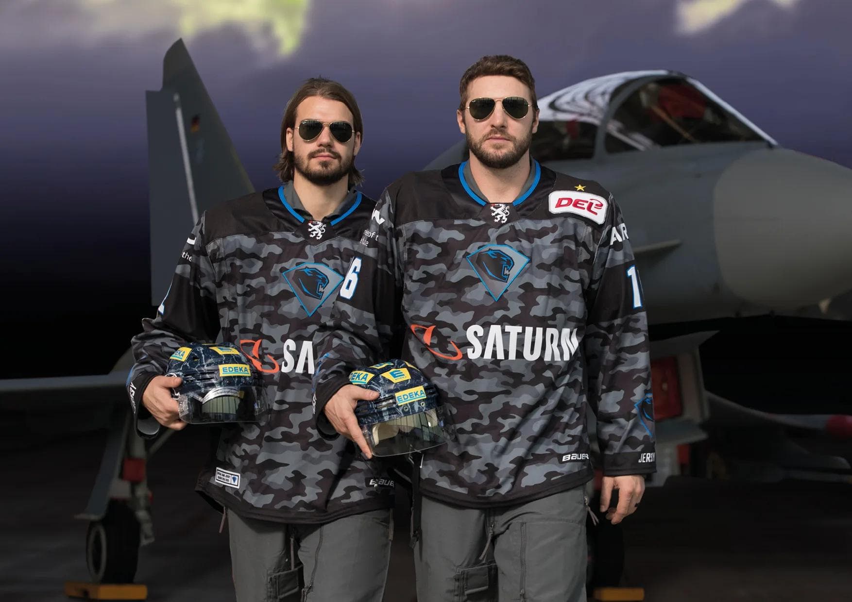 Stylisch: Mirko Höfflin und Brett Olson präsentieren als "TopGun-Piloten" das neue ERC-Trikot...

Foto: Bösl