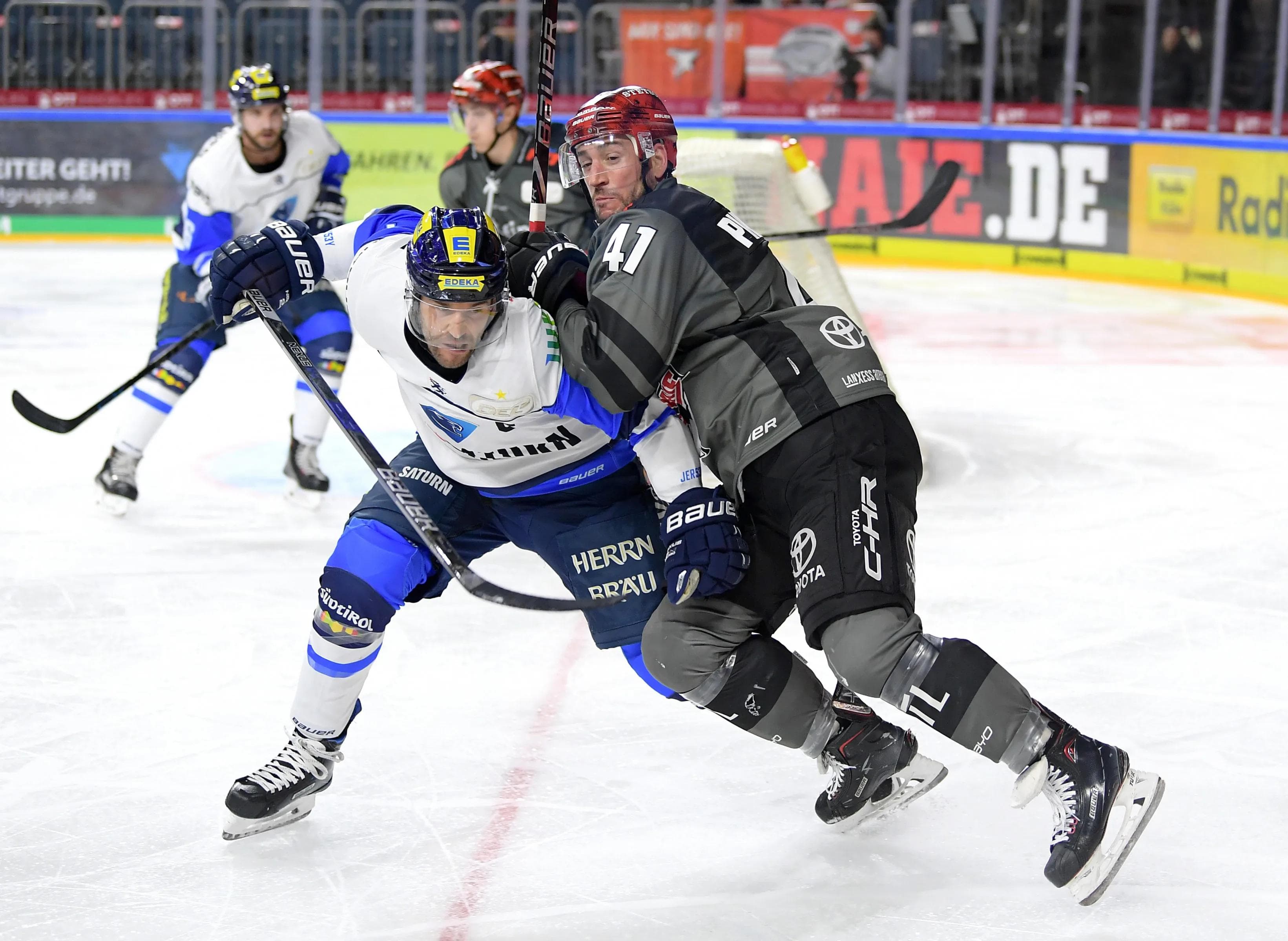 Im Schlussdrittel stemmten sich Dustin Friesen & Co. gegen den Ausgleich. Foto: Schäfer / DEL-Photosharing