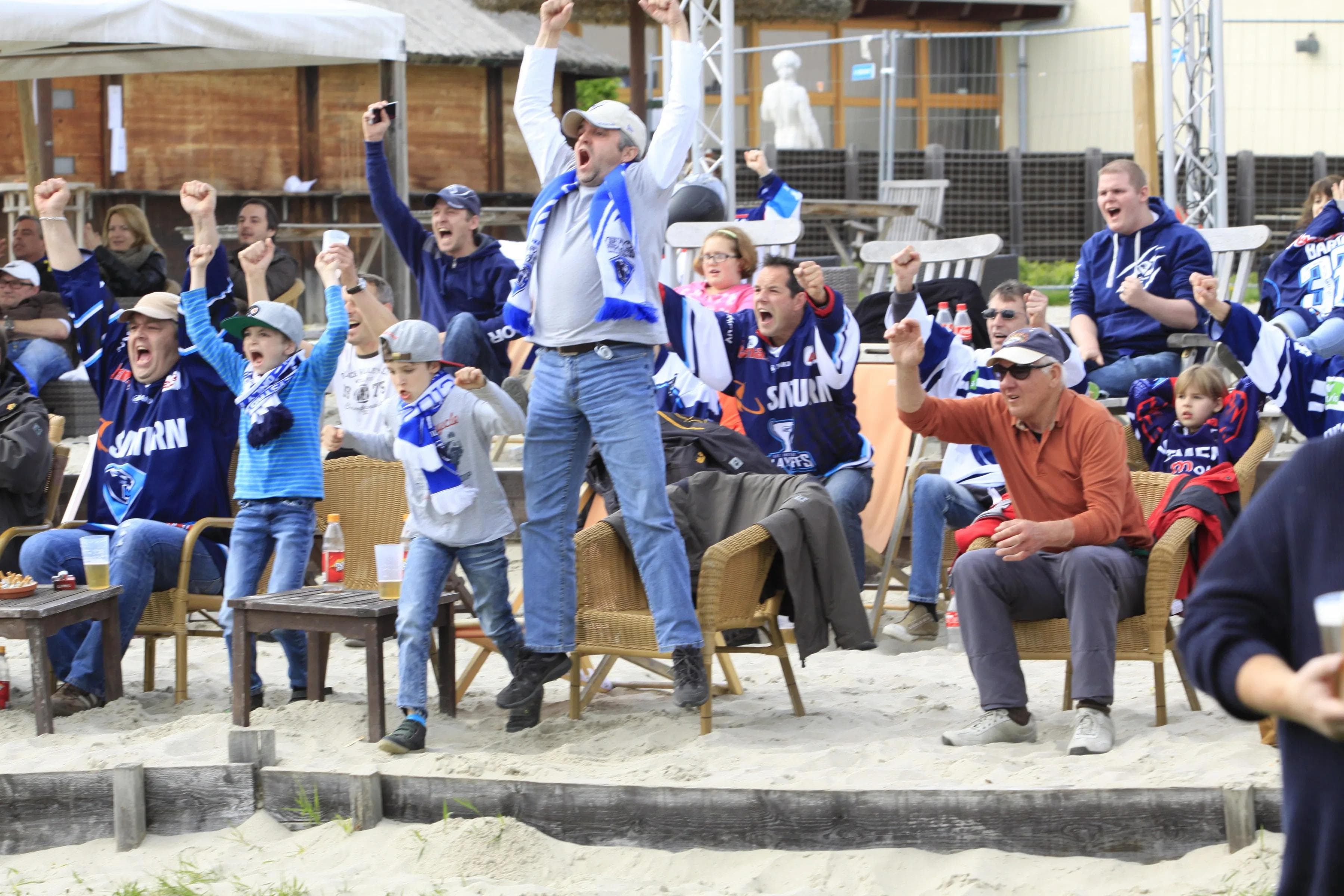 2014 war das Public Viewing ein großer Erfolg - auch heuer kann man im Wonnemar mitfiebern. Foto: Staron