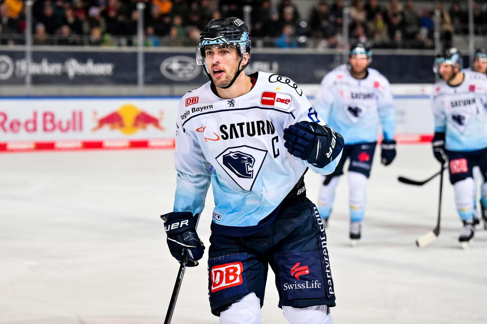 Unter anderem auf das Auswärtstrikot von Kapitän Fabio Wagner können Sie ab sofort bieten.
Foto: Johannes Traub / JT-Presse.de.