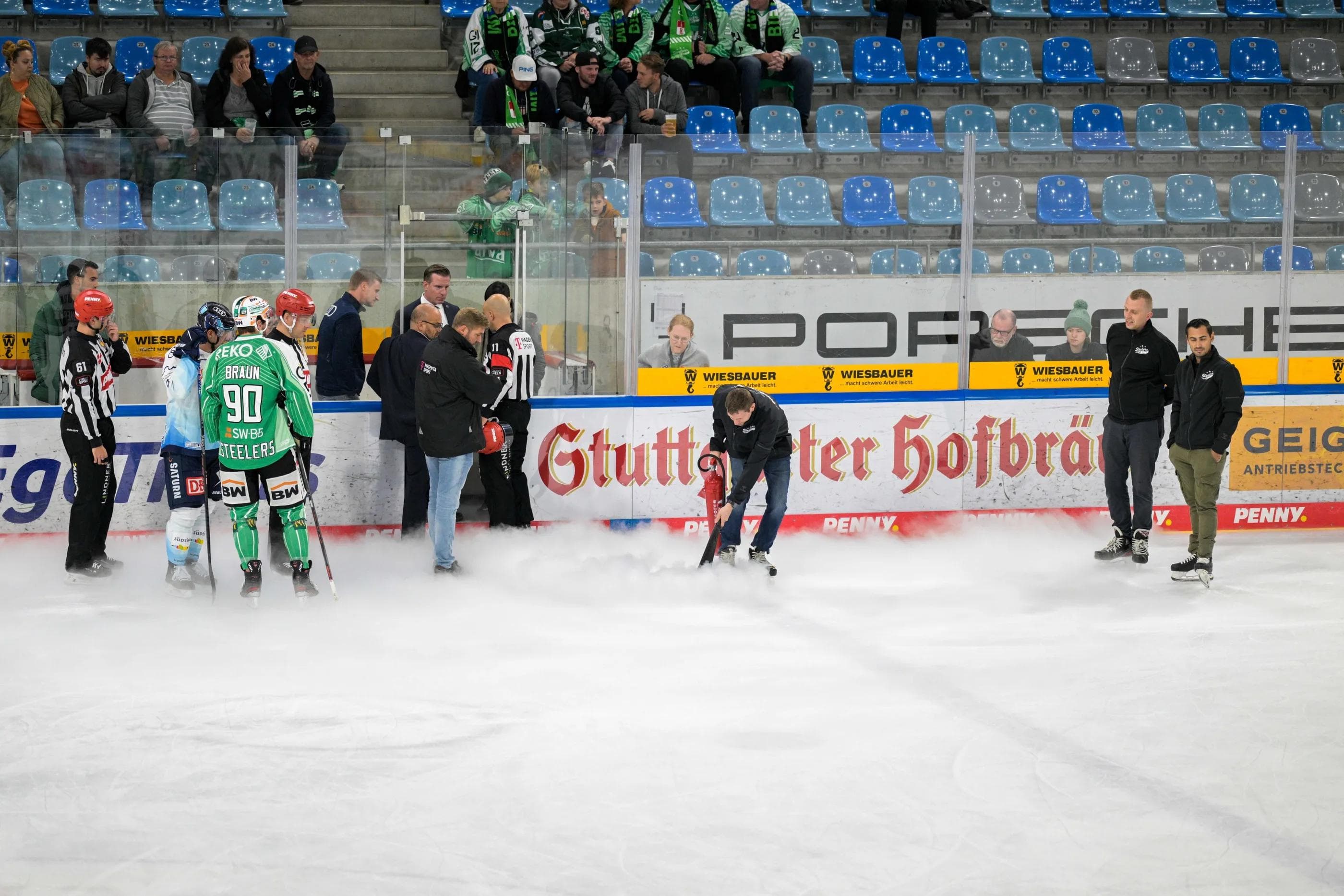 Ein Loch im Eis sorgte am vergangenen Freitag für eine unbespielbare Fläche.
Foto: DEL-Photosharing