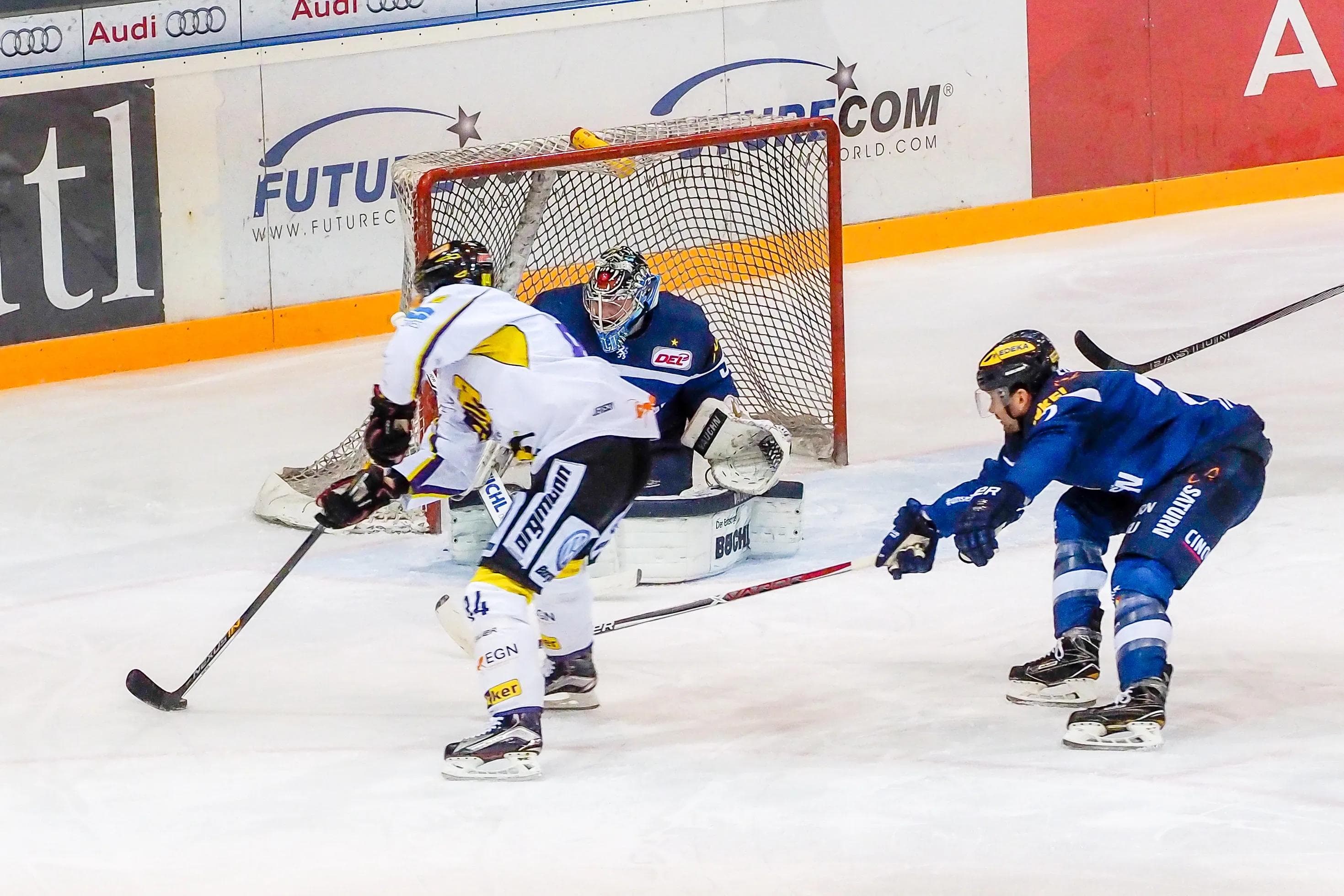 Gegen Krefeld zeigte allein Goalie Timo Pielmeier eine ordentliche Leistung. Foto: Strisch / st-foto.de
