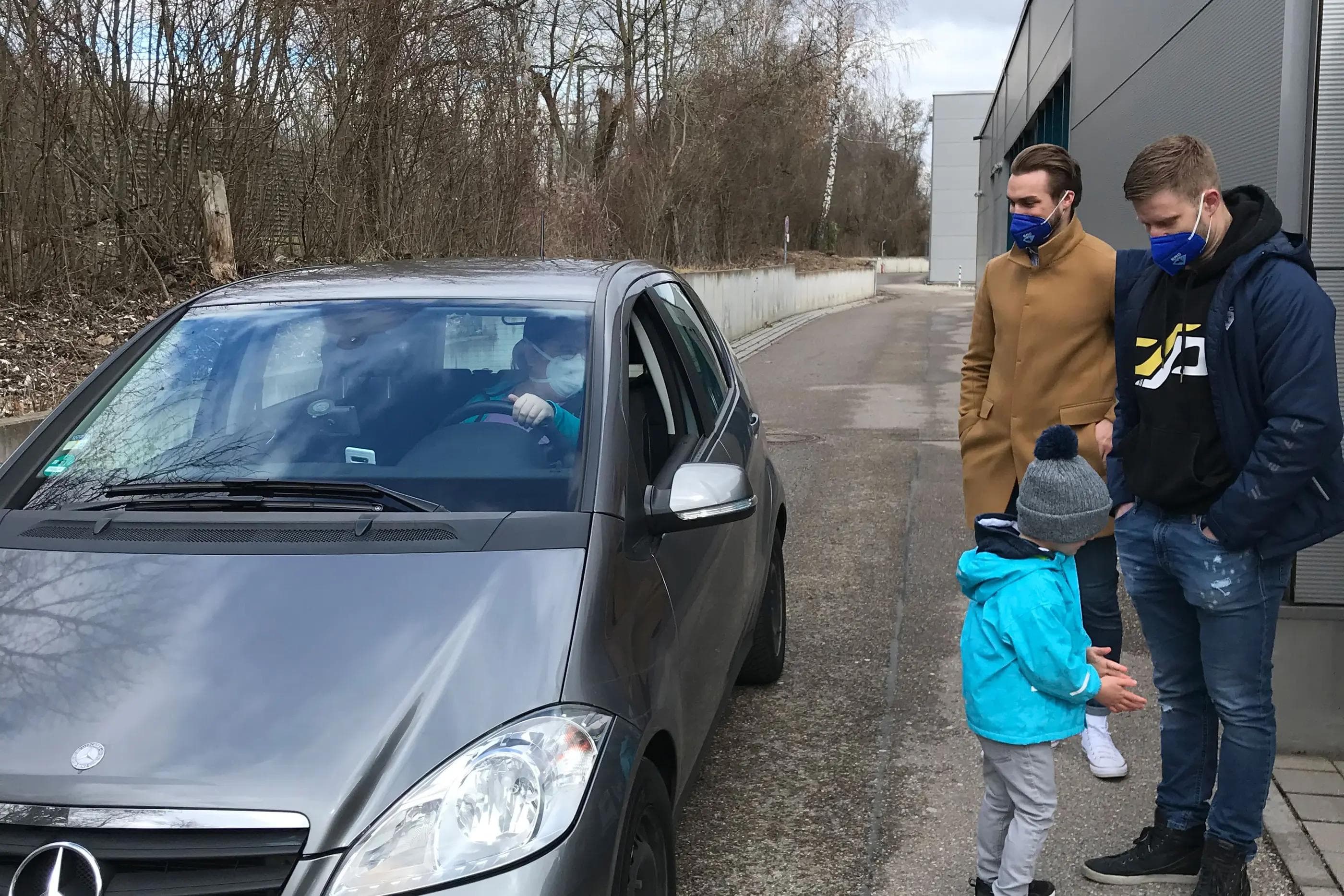 Colton Jobke und Daniel Pietta (mit Sohn) im Plausch mit einem Fan.