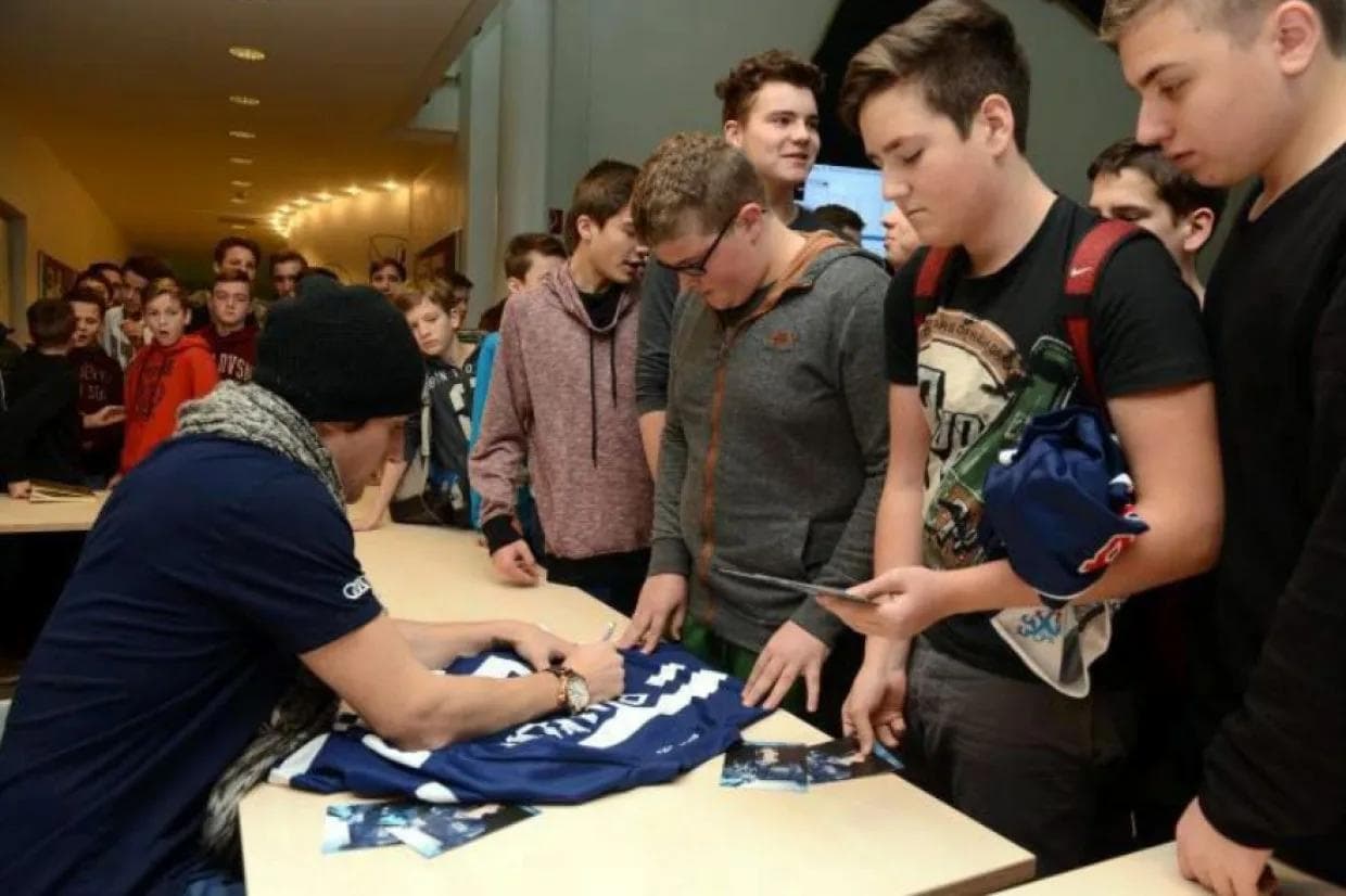 Brandon Buck schrieb beim Besuch der Neuburger Paul-Winter-Schule fleißig Autogramme. Foto: Habermeier