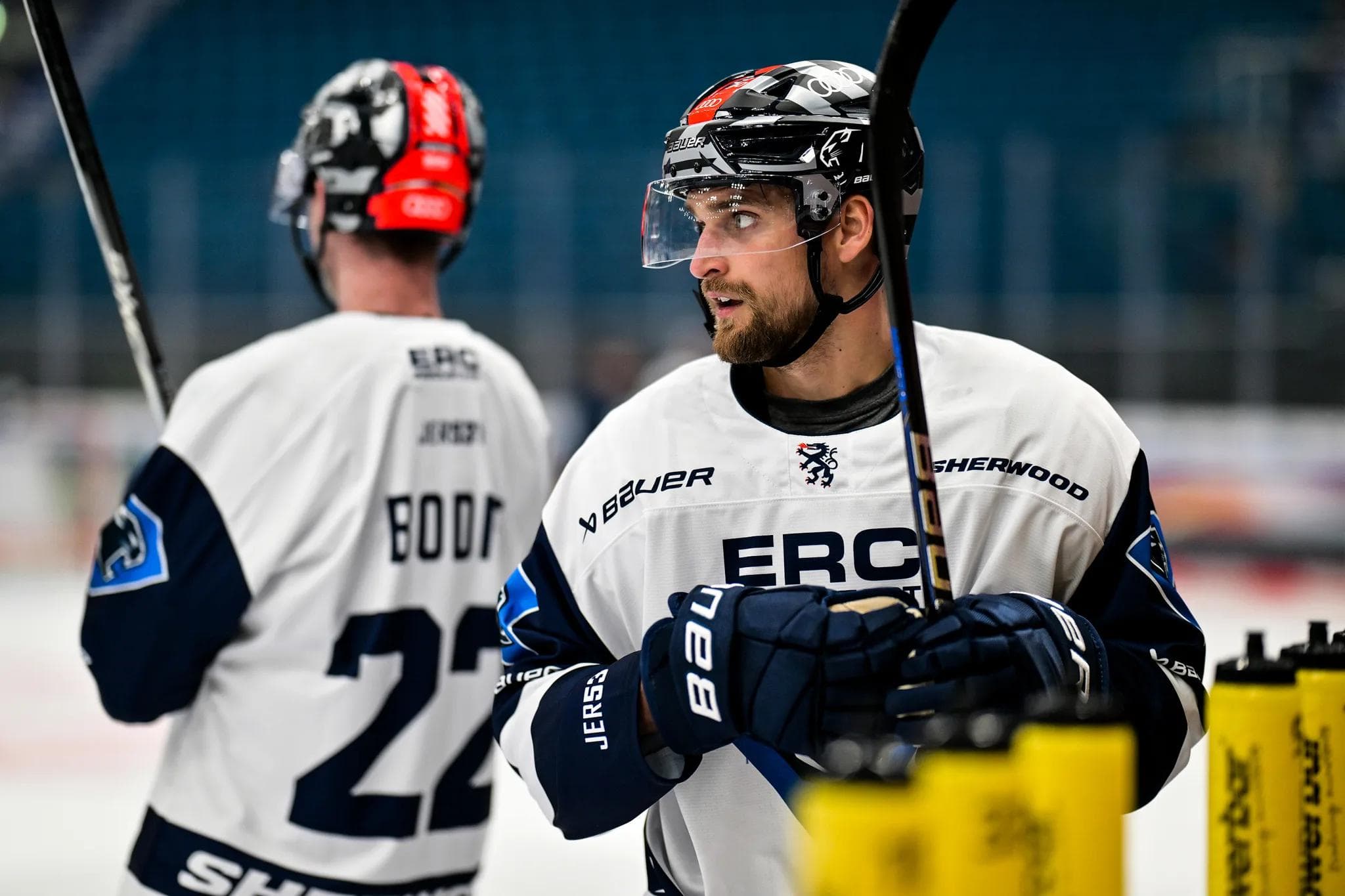 Beim Trainingsauftakt kamen die Helme erstmals zum Einsatz.
Foto: Johannes Traub/JT-Presse.de