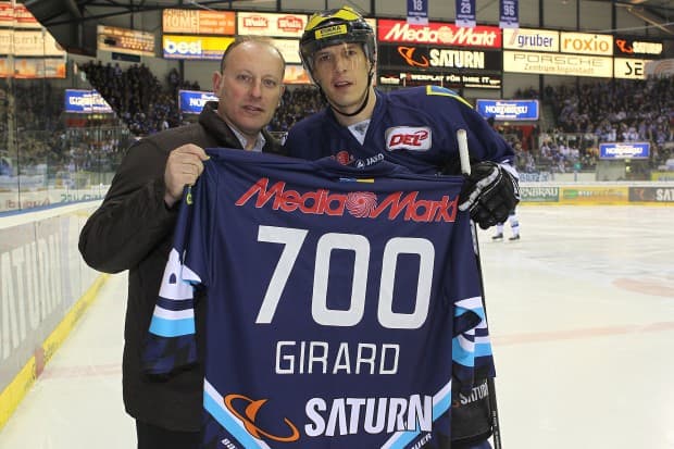 Jim Boni ehrt Rick Girard für 700 Spiele. Foto: Stefan Bösl - www.kbumm.de