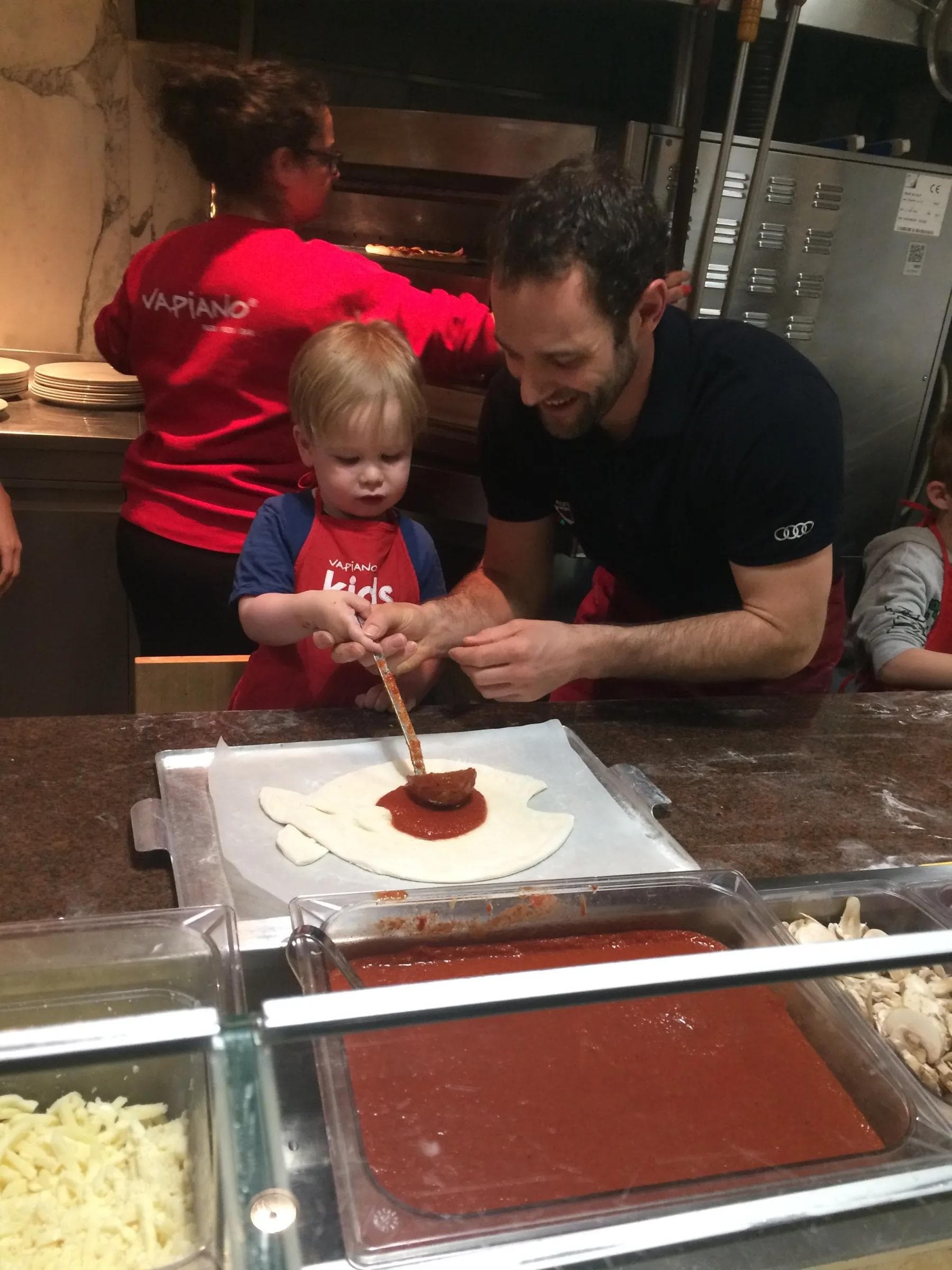 Pizzabacken im Vapiano: Dustin Friesen zeigt, wie es geht