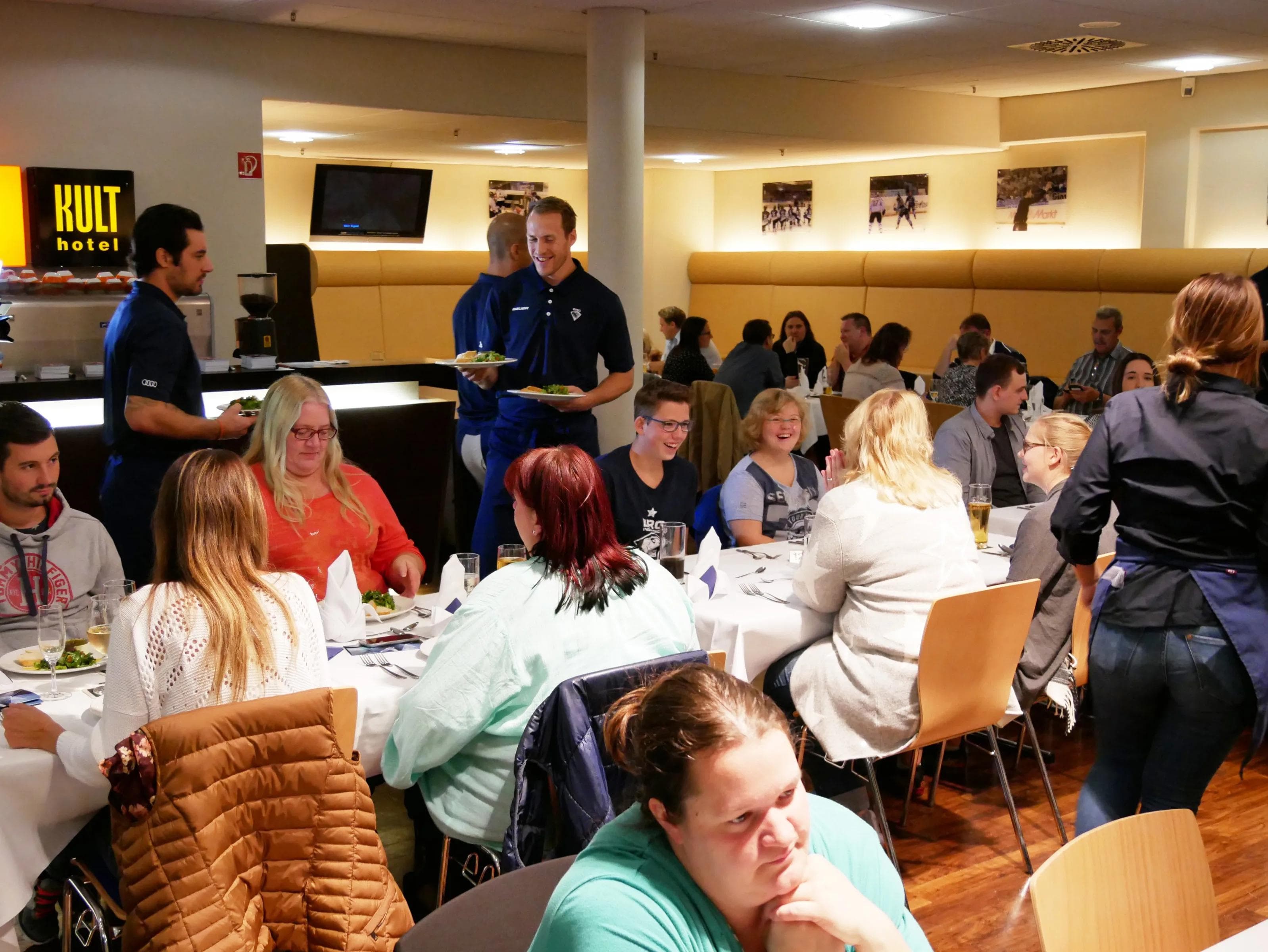 120 Fans genossen die entspannte Atmosphäre im VIP-Raum der Saturn Arena.